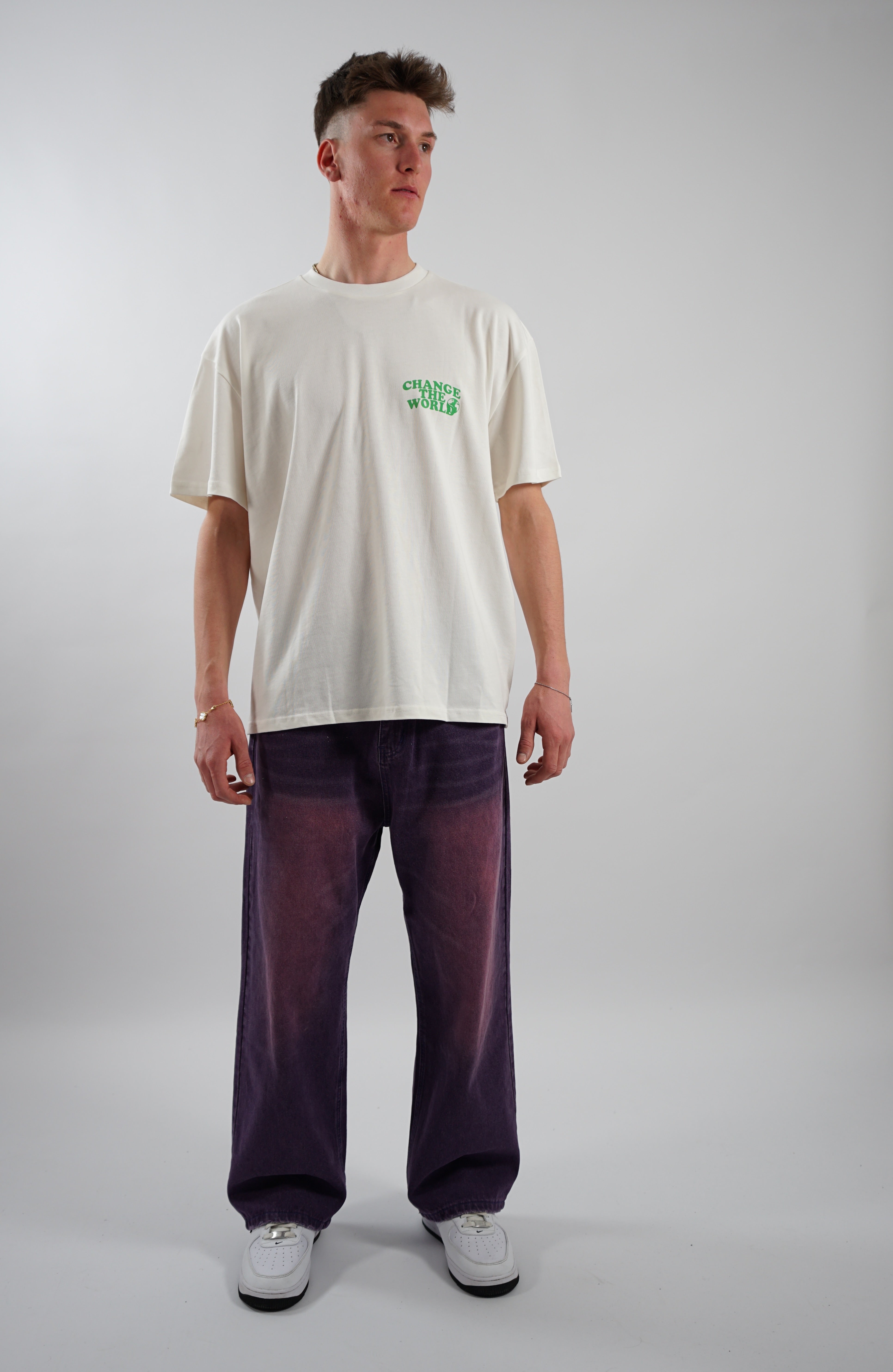 Kaufe deine Vintage und Streetwear Mode bei TASTECLOTHING. Deine Streetwear und Vintage Klamotten, bei uns erhältlich. Wie zum Beispiel CHANCE THE WORLD Oversized Shirt T-Shirt .