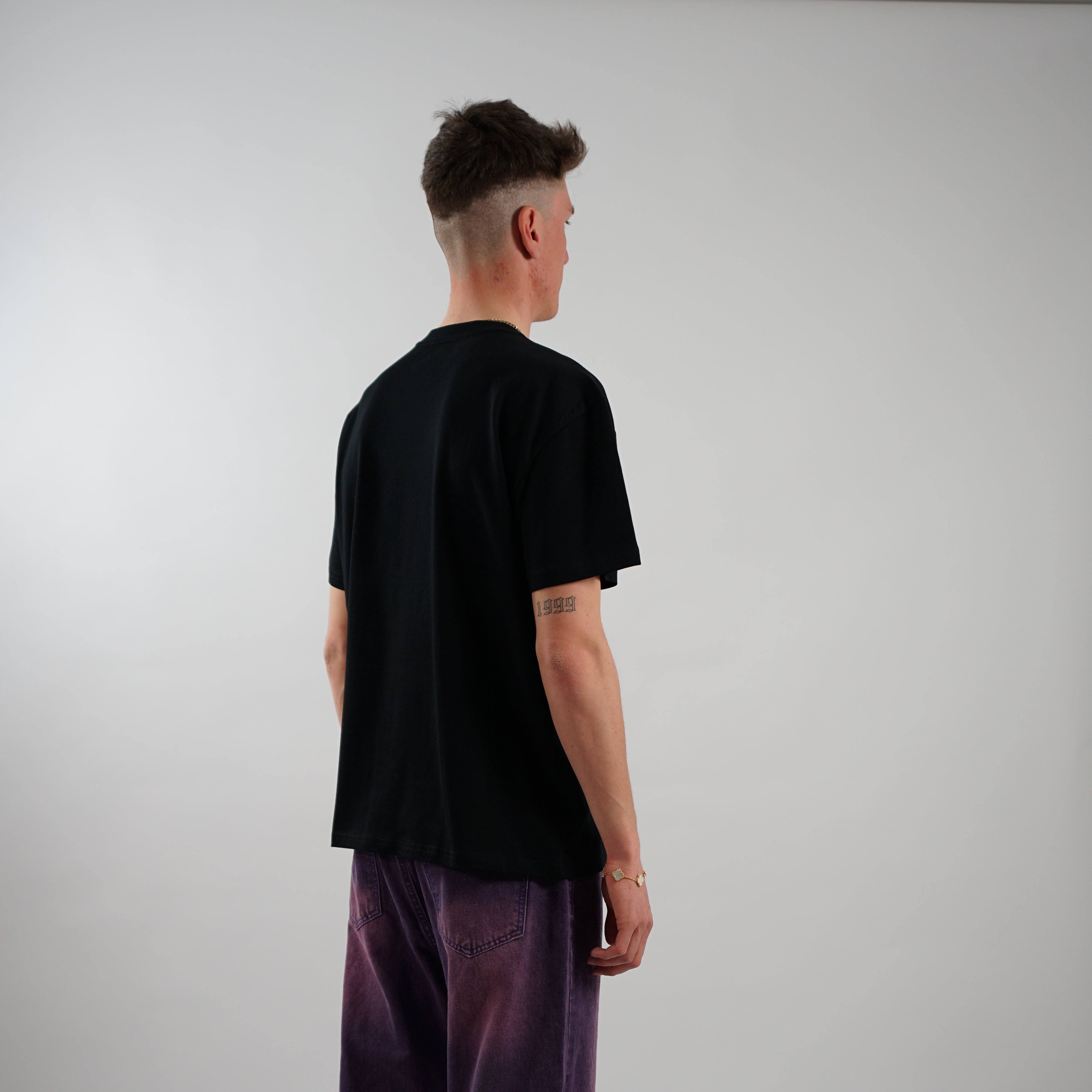 Kaufe deine Vintage und Streetwear Mode bei TASTECLOTHING. Deine Streetwear und Vintage Klamotten, bei uns erhältlich. Wie zum Beispiel FACE IS BROKEN Oversized Shirt Baumwolle Schwarz T-Shirt .