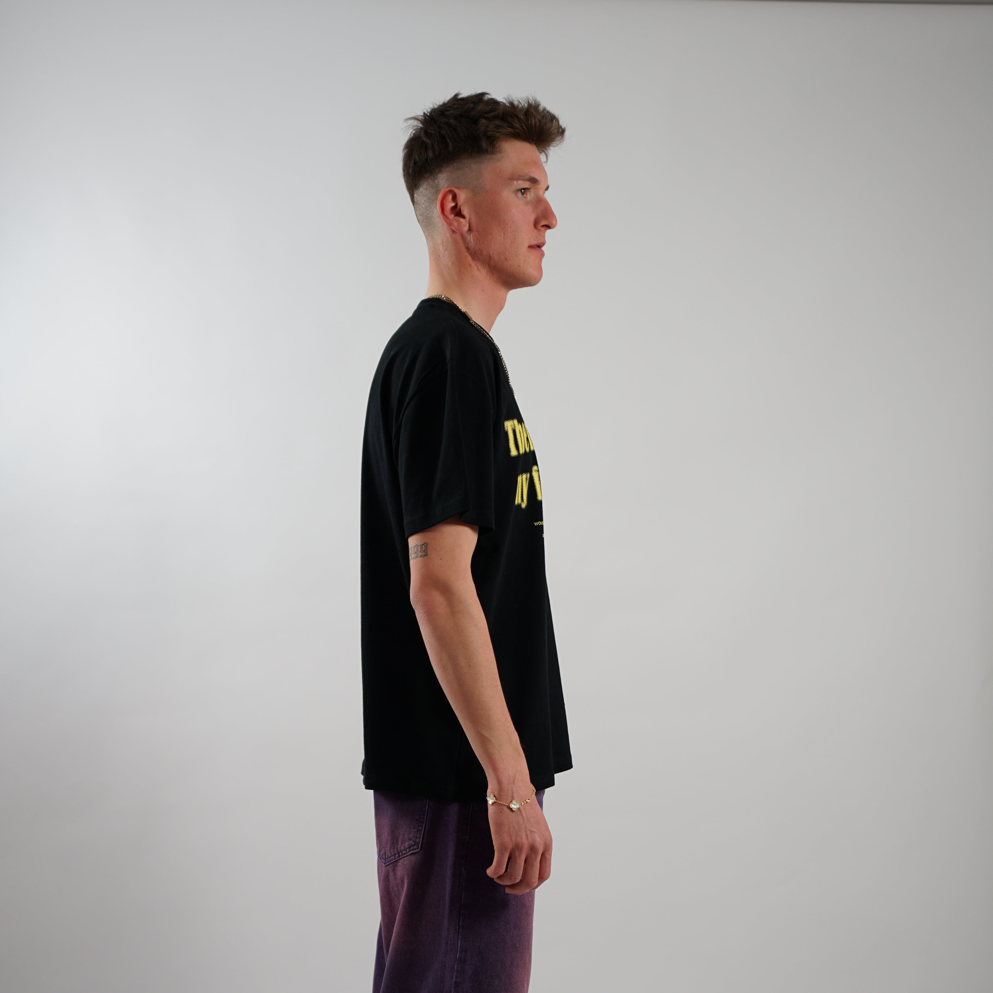 Kaufe deine Vintage und Streetwear Mode bei TASTECLOTHING. Deine Streetwear und Vintage Klamotten, bei uns erhältlich. Wie zum Beispiel FACE IS BROKEN Oversized Shirt Baumwolle Schwarz T-Shirt .