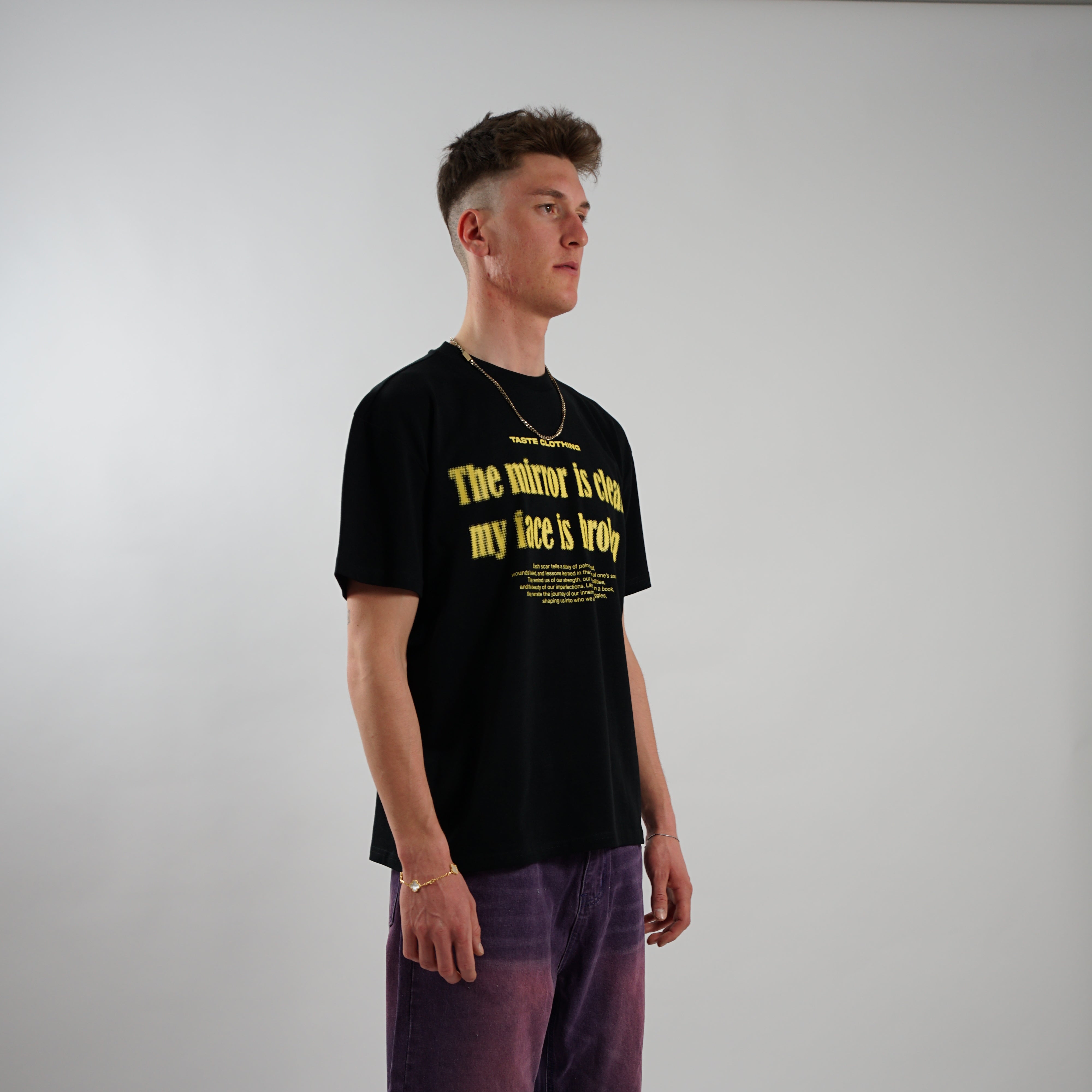 Kaufe deine Vintage und Streetwear Mode bei TASTECLOTHING. Deine Streetwear und Vintage Klamotten, bei uns erhältlich. Wie zum Beispiel FACE IS BROKEN Oversized Shirt Baumwolle Schwarz T-Shirt .