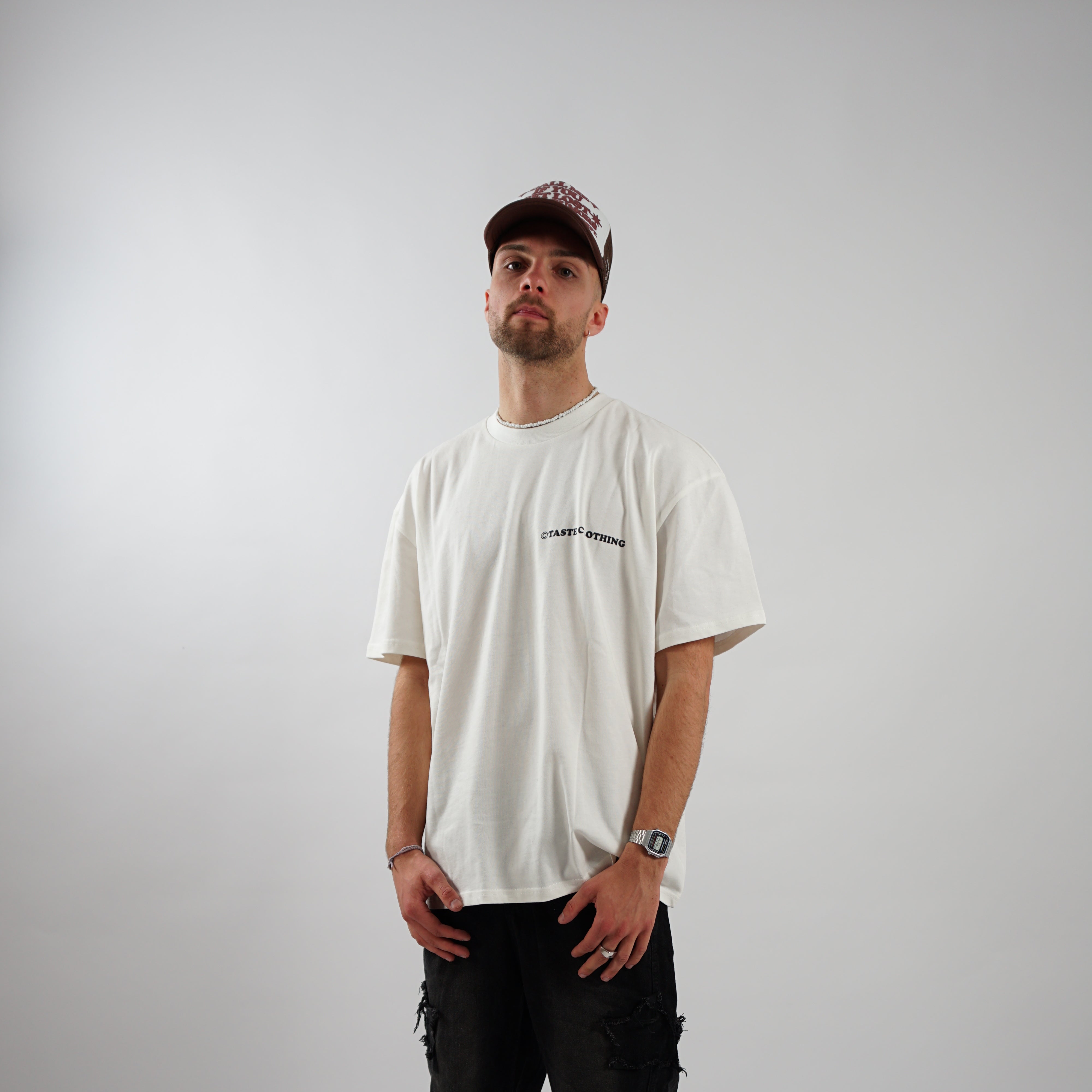 Kaufe deine Vintage und Streetwear Mode bei TASTECLOTHING. Deine Streetwear und Vintage Klamotten, bei uns erhältlich. Wie zum Beispiel SAFE SIX Oversized Shirt T-Shirt .