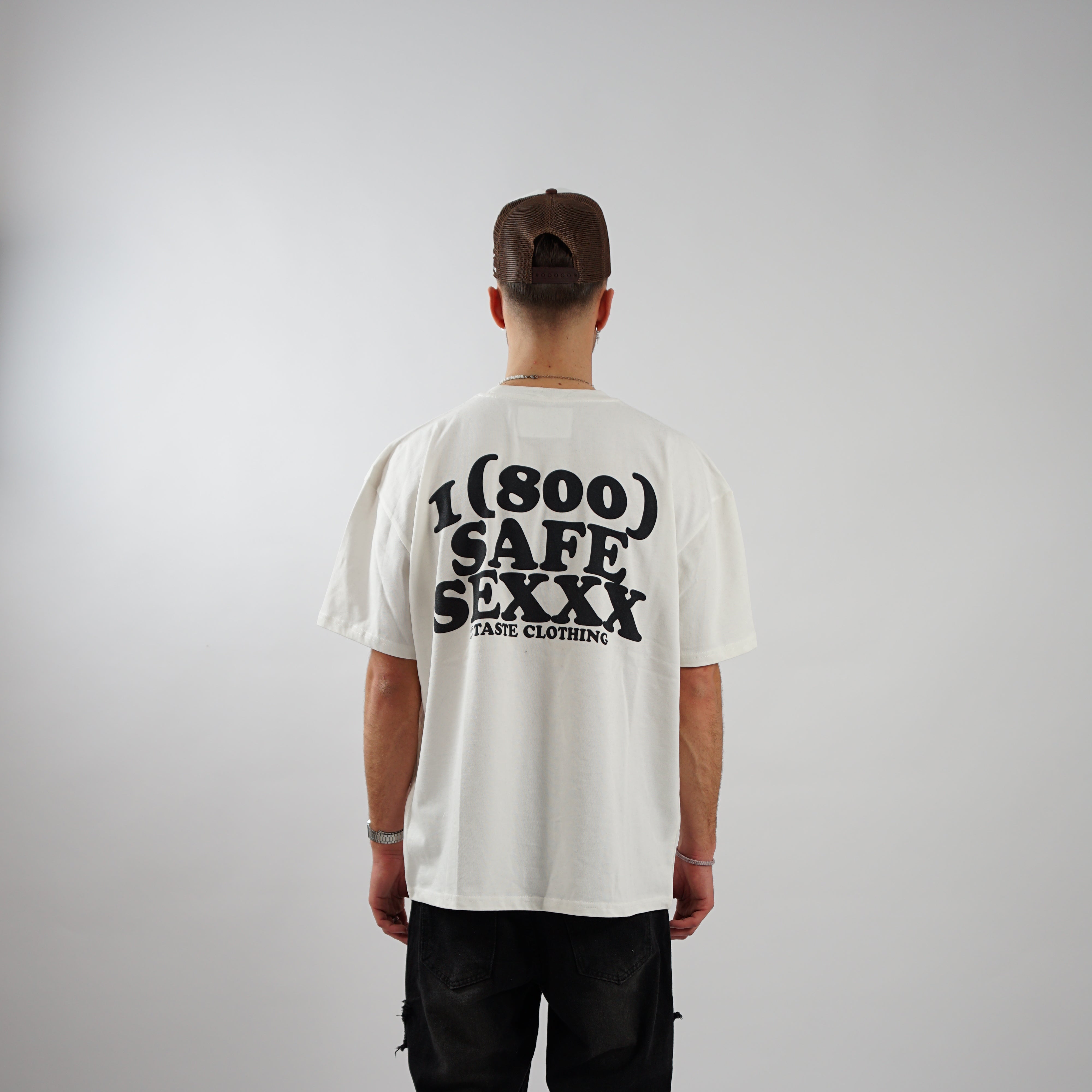 Kaufe deine Vintage und Streetwear Mode bei TASTECLOTHING. Deine Streetwear und Vintage Klamotten, bei uns erhältlich. Wie zum Beispiel SAFE SIX Oversized Shirt T-Shirt .