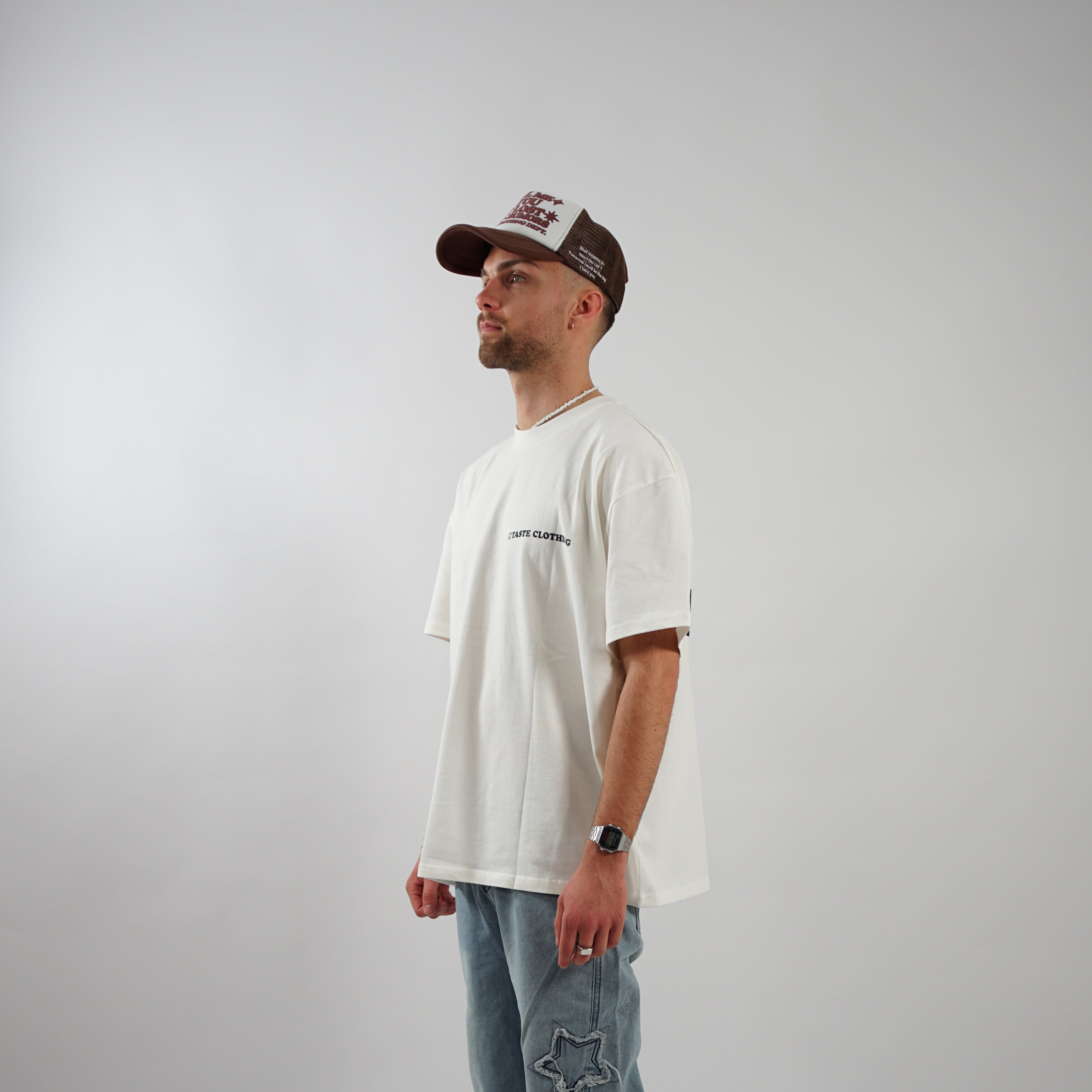 Kaufe deine Vintage und Streetwear Mode bei TASTECLOTHING. Deine Streetwear und Vintage Klamotten, bei uns erhältlich. Wie zum Beispiel SAFE SIX Oversized Shirt T-Shirt .