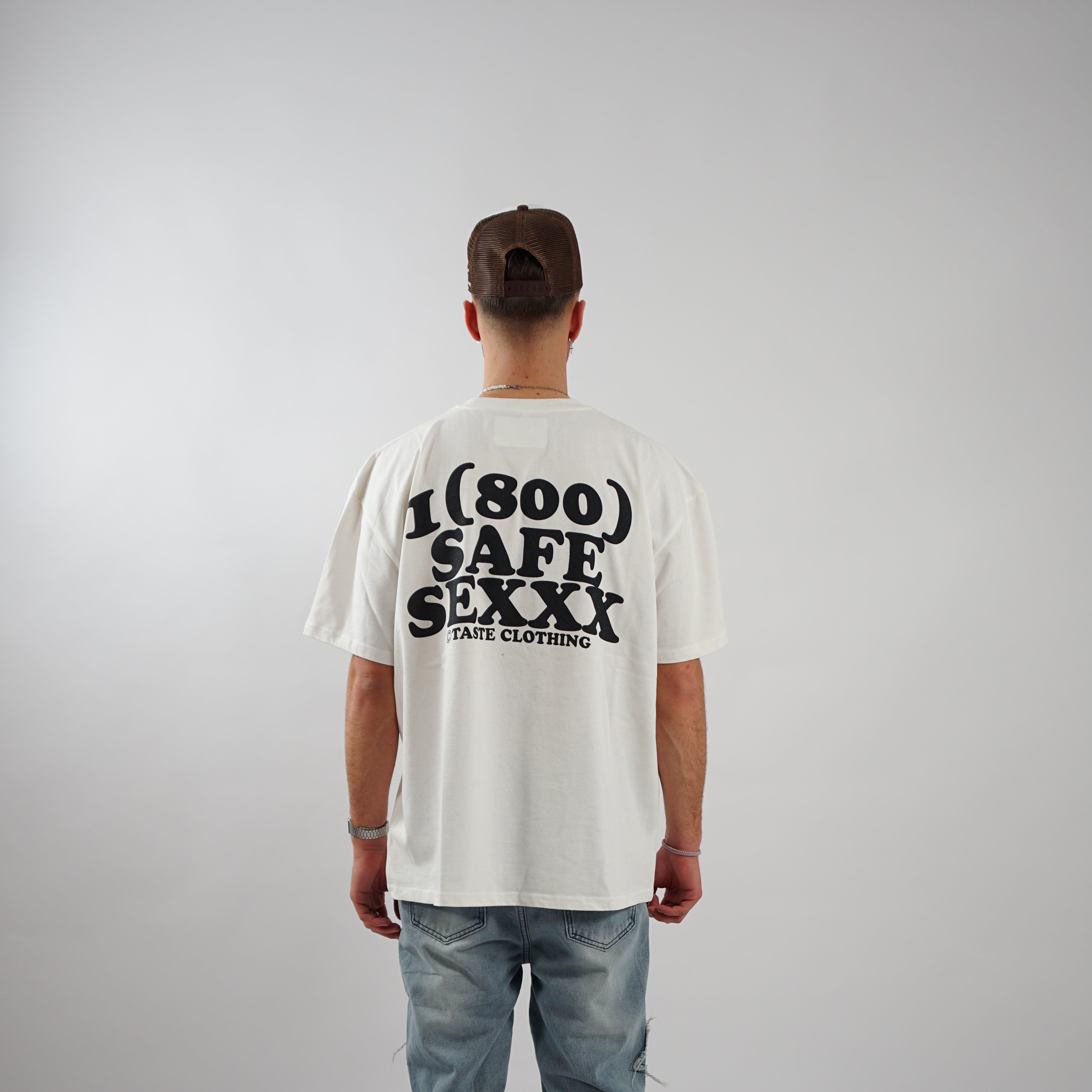 Kaufe deine Vintage und Streetwear Mode bei TASTECLOTHING. Deine Streetwear und Vintage Klamotten, bei uns erhältlich. Wie zum Beispiel SAFE SIX Oversized Shirt T-Shirt .