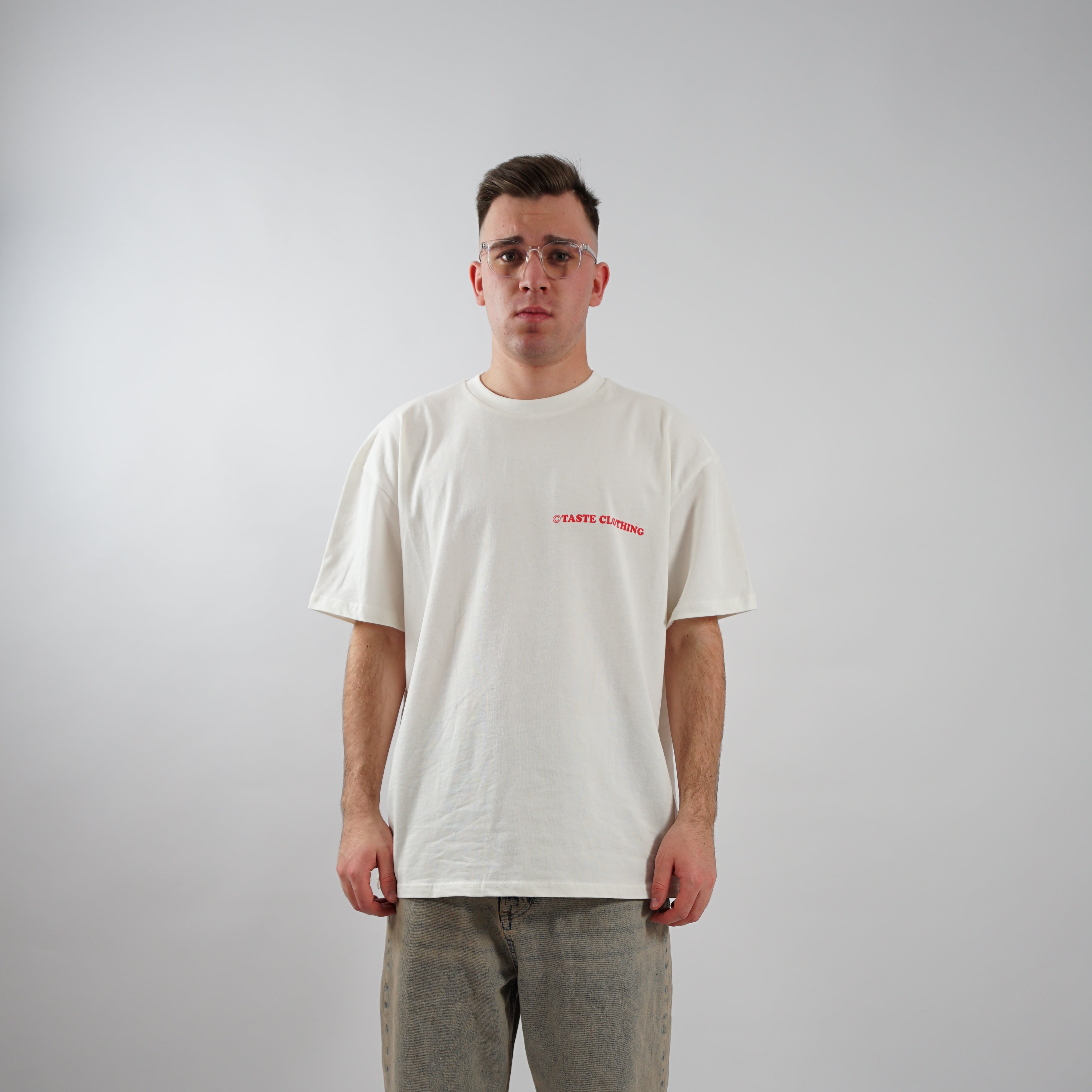 Kaufe deine Vintage und Streetwear Mode bei TASTECLOTHING. Deine Streetwear und Vintage Klamotten, bei uns erhältlich. Wie zum Beispiel SORRY NOT SORRY Oversized Shirt T-Shirt .