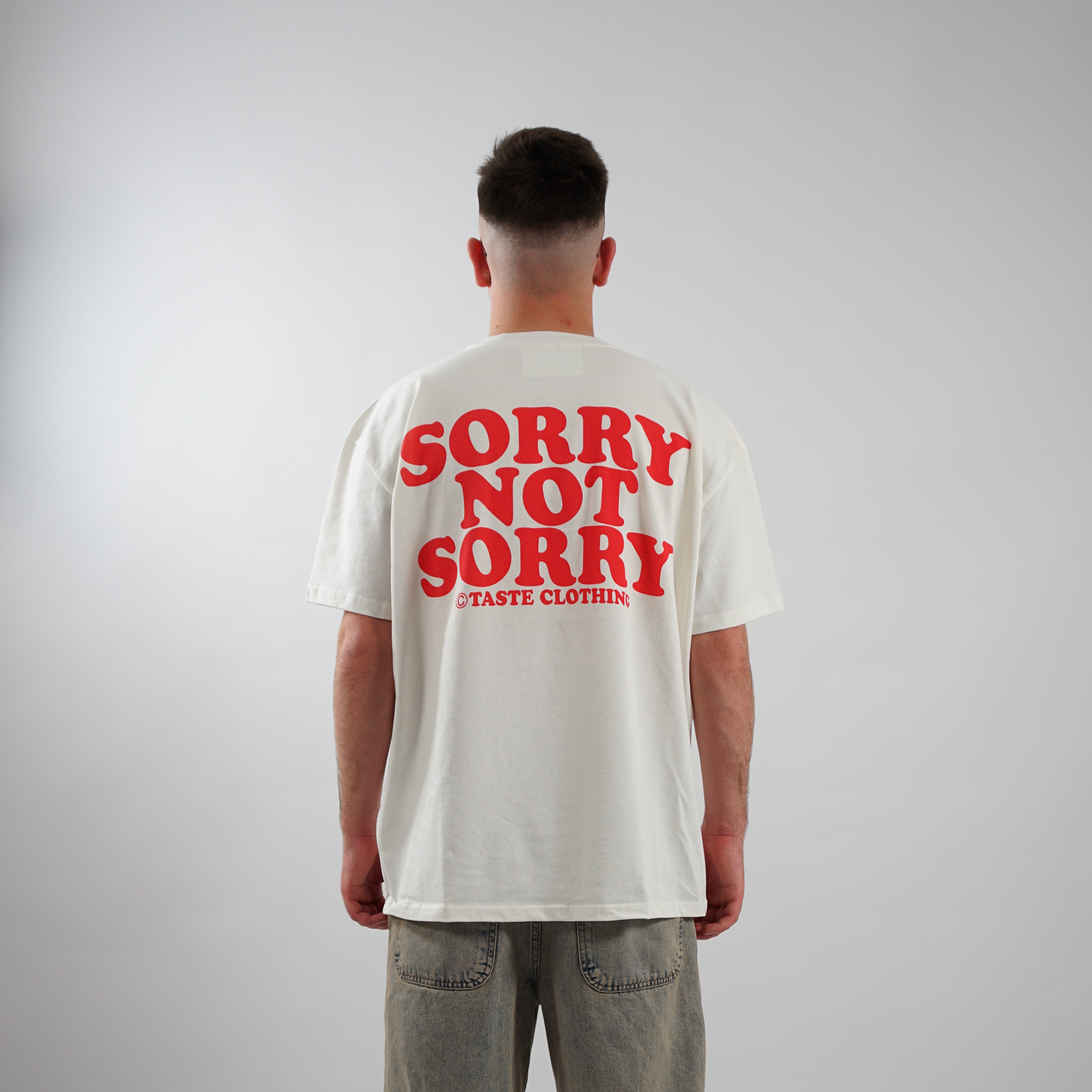 Kaufe deine Vintage und Streetwear Mode bei TASTECLOTHING. Deine Streetwear und Vintage Klamotten, bei uns erhältlich. Wie zum Beispiel SORRY NOT SORRY Oversized Shirt T-Shirt .