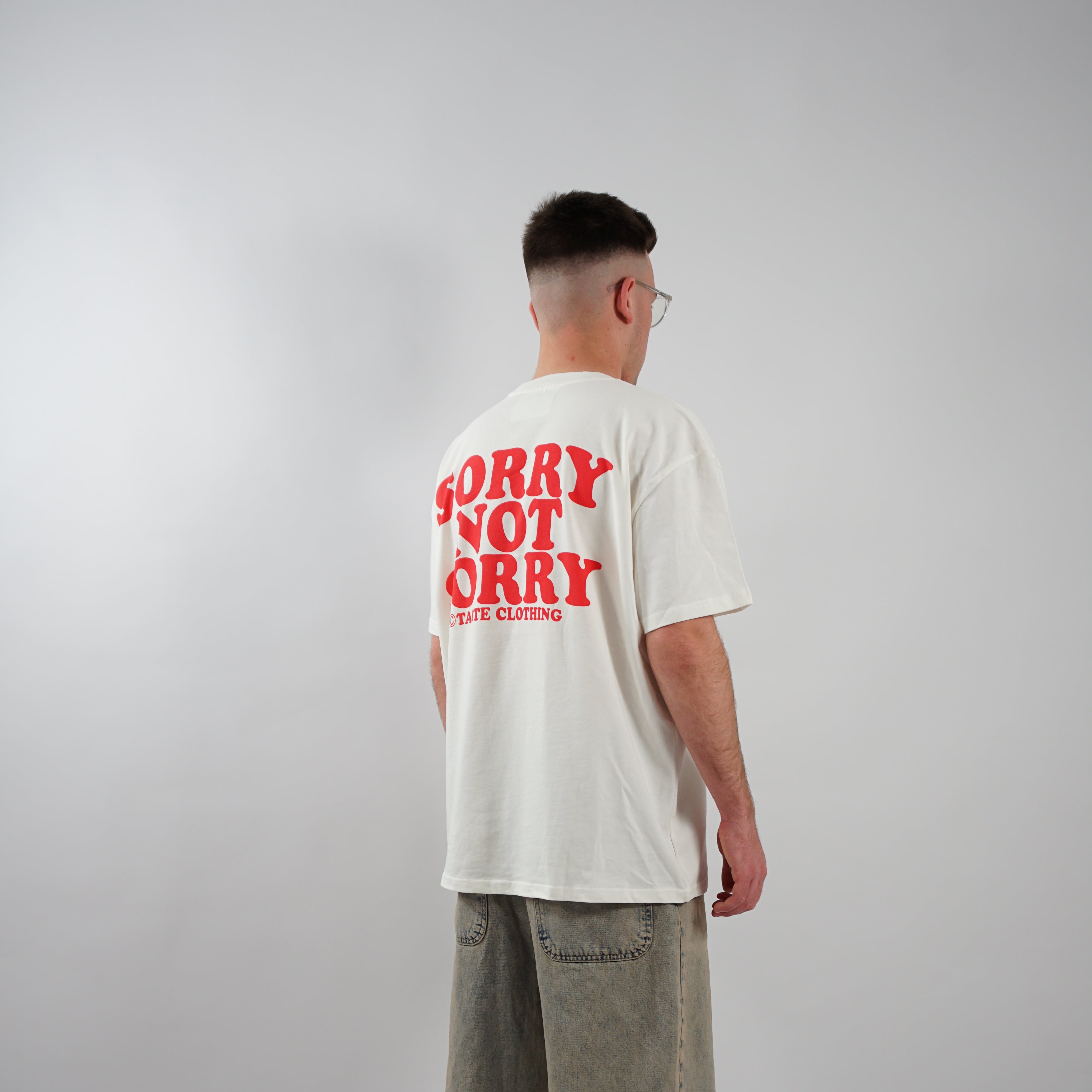 Kaufe deine Vintage und Streetwear Mode bei TASTECLOTHING. Deine Streetwear und Vintage Klamotten, bei uns erhältlich. Wie zum Beispiel SORRY NOT SORRY Oversized Shirt T-Shirt .