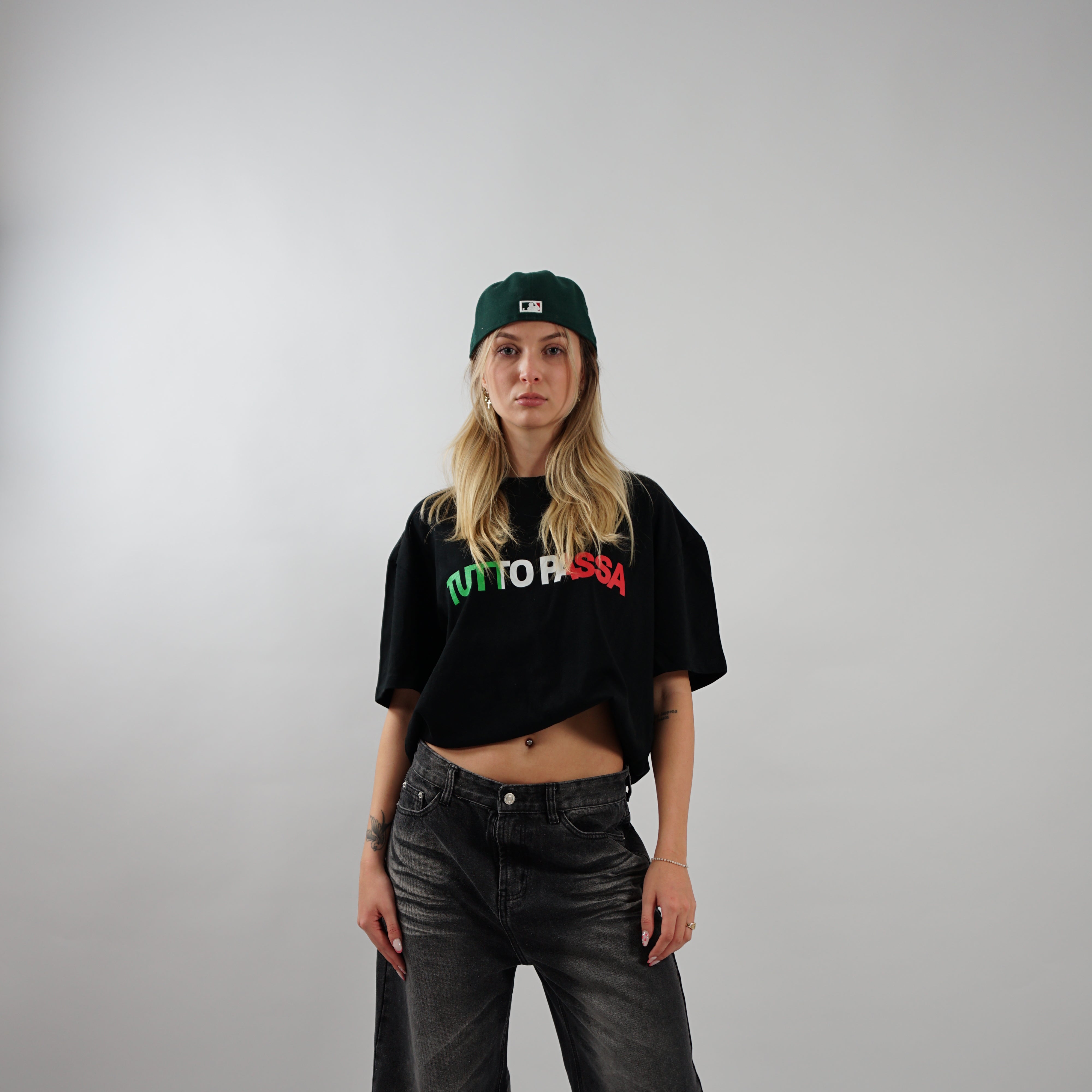 Kaufe deine Vintage und Streetwear Mode bei TASTECLOTHING. Deine Streetwear und Vintage Klamotten, bei uns erhältlich. Wie zum Beispiel TUTTO PASSA Oversized T-Shirt T-Shirt .