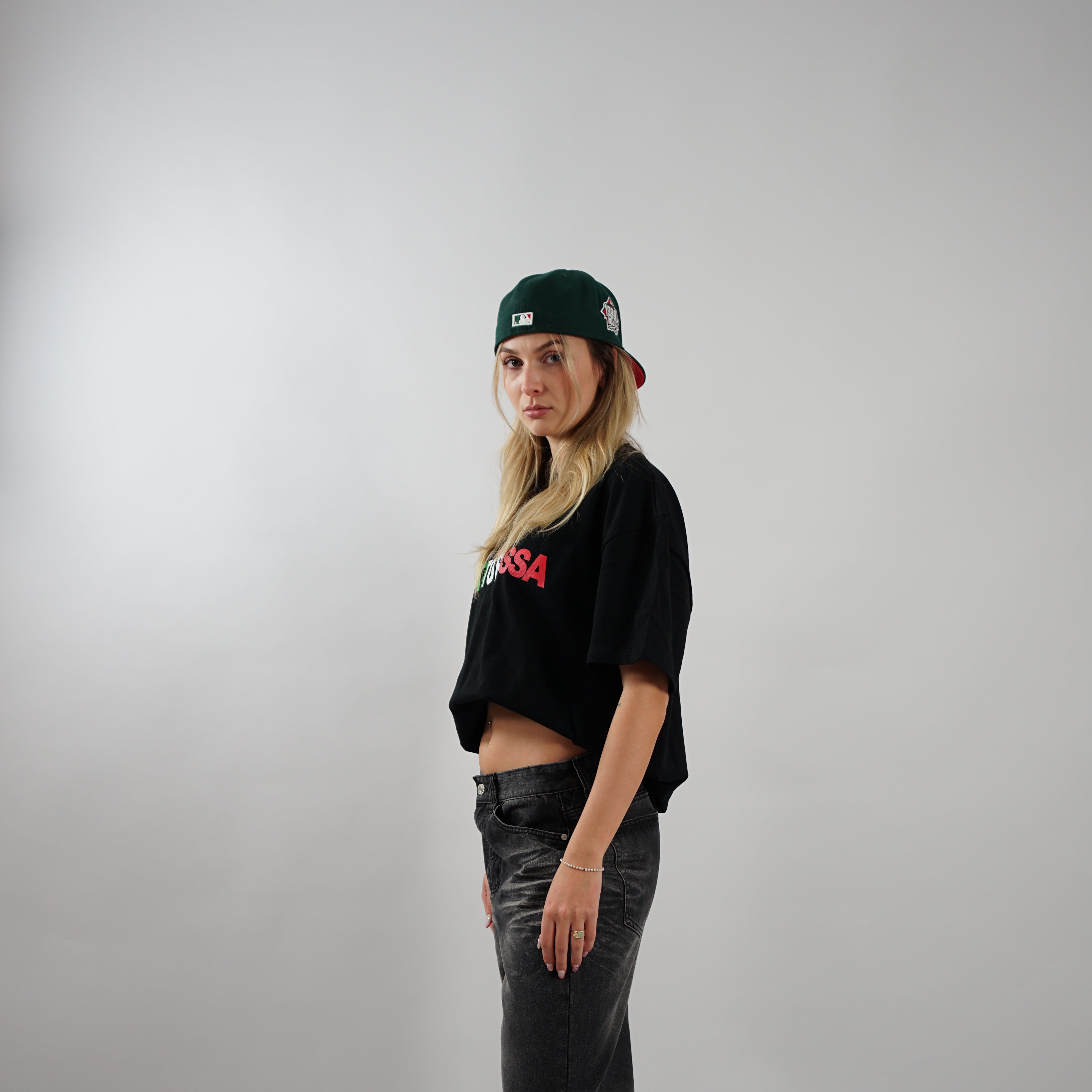 Kaufe deine Vintage und Streetwear Mode bei TASTECLOTHING. Deine Streetwear und Vintage Klamotten, bei uns erhältlich. Wie zum Beispiel TUTTO PASSA Oversized T-Shirt T-Shirt .