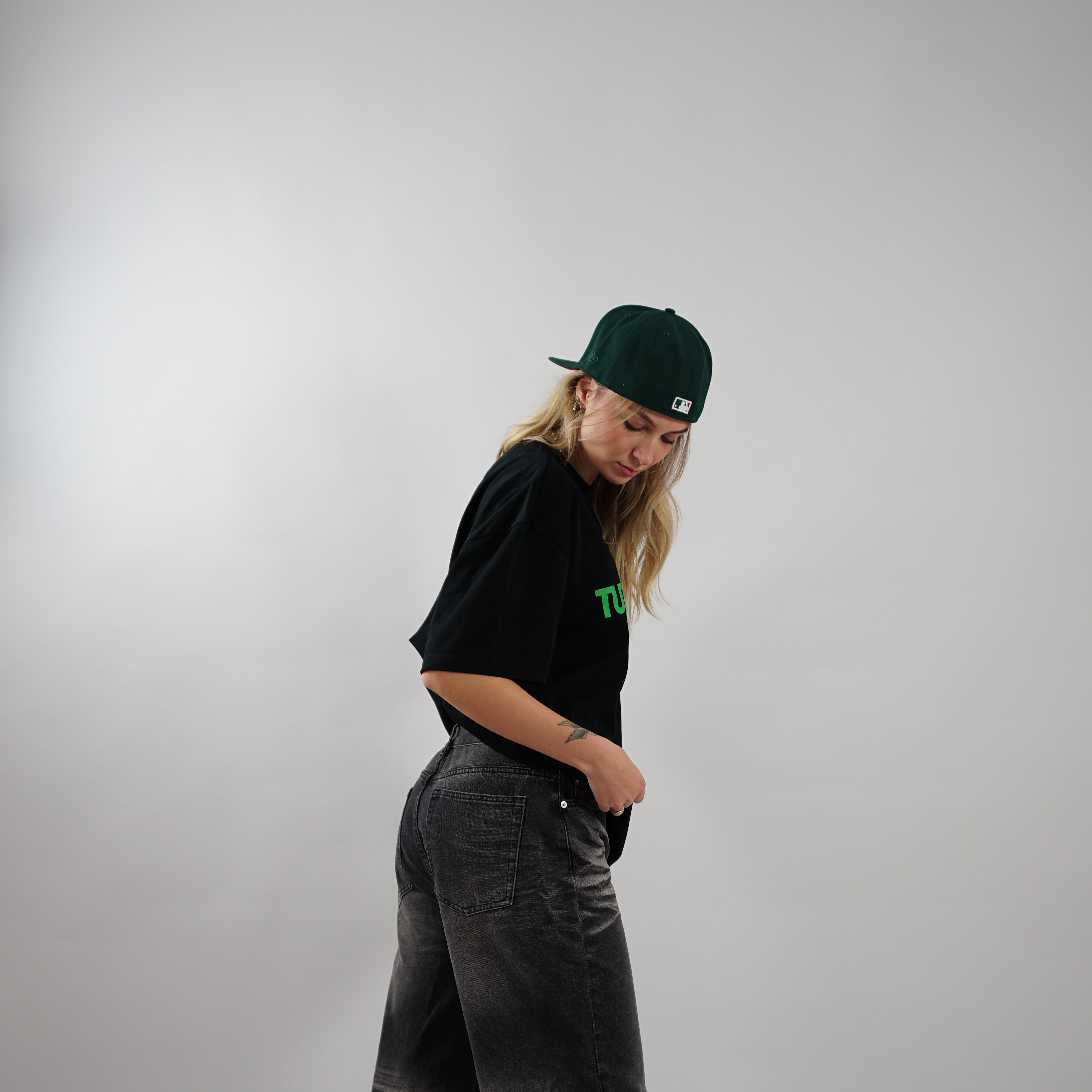 Kaufe deine Vintage und Streetwear Mode bei TASTECLOTHING. Deine Streetwear und Vintage Klamotten, bei uns erhältlich. Wie zum Beispiel TUTTO PASSA Oversized T-Shirt T-Shirt .