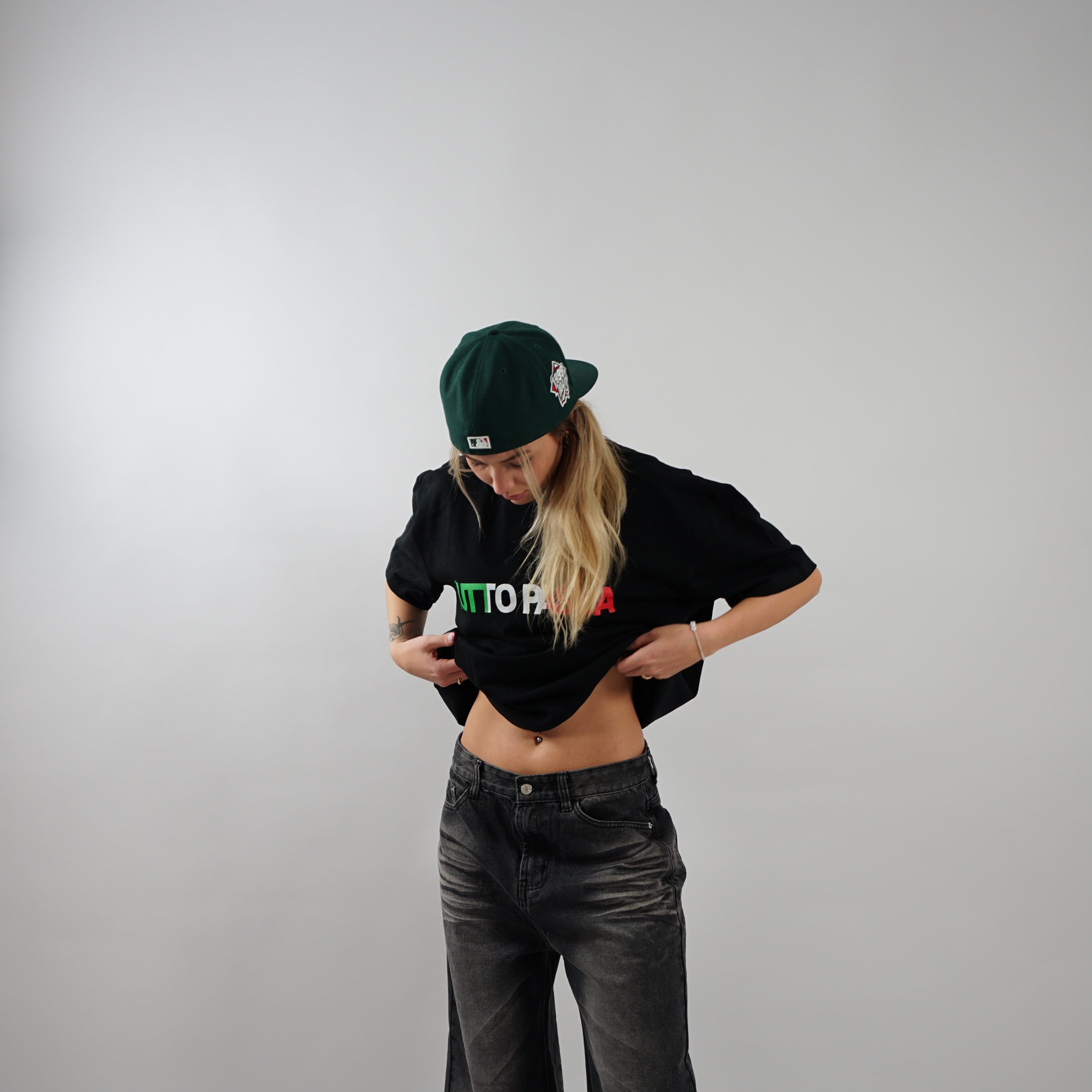 Kaufe deine Vintage und Streetwear Mode bei TASTECLOTHING. Deine Streetwear und Vintage Klamotten, bei uns erhältlich. Wie zum Beispiel TUTTO PASSA Oversized T-Shirt T-Shirt .