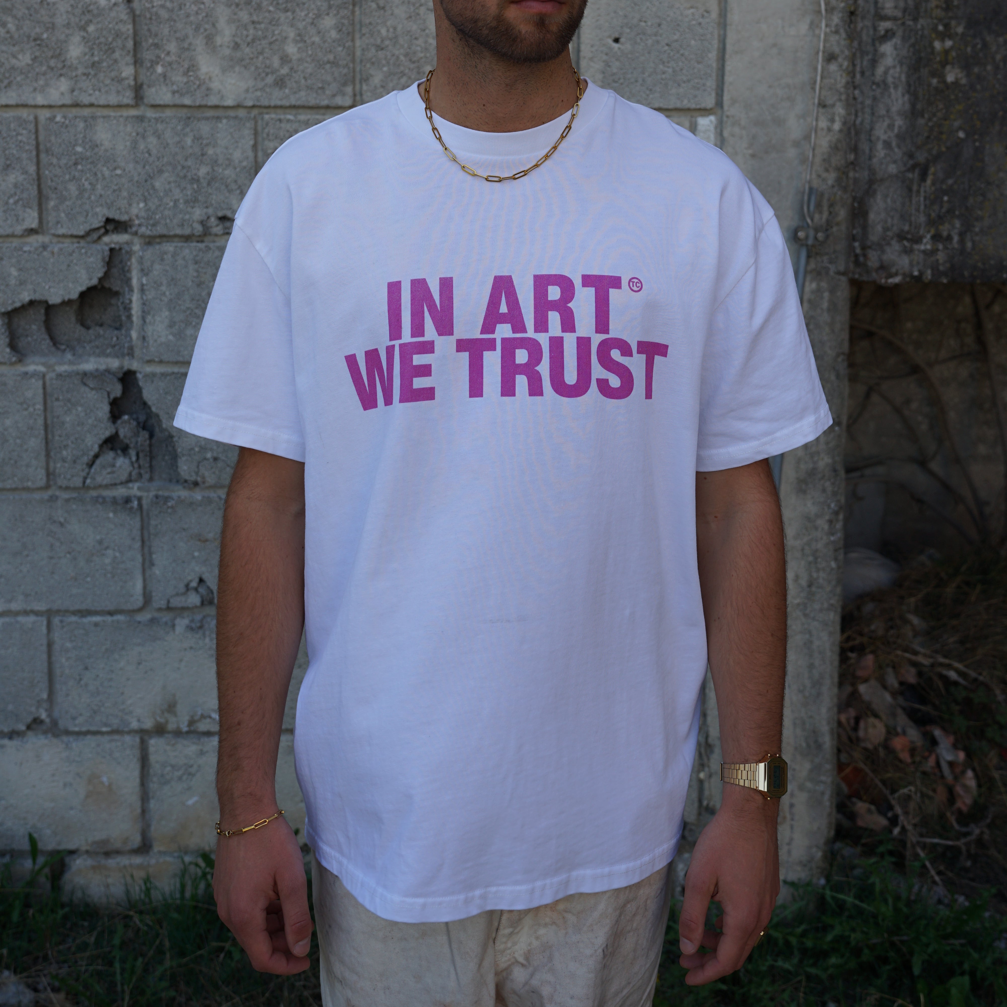 Kaufe deine Vintage und Streetwear Mode bei TASTECLOTHING. Deine Streetwear und Vintage Klamotten, bei uns erhältlich. Wie zum Beispiel IN ART WE TRUST Oversized Shirt Weiß T-Shirt .