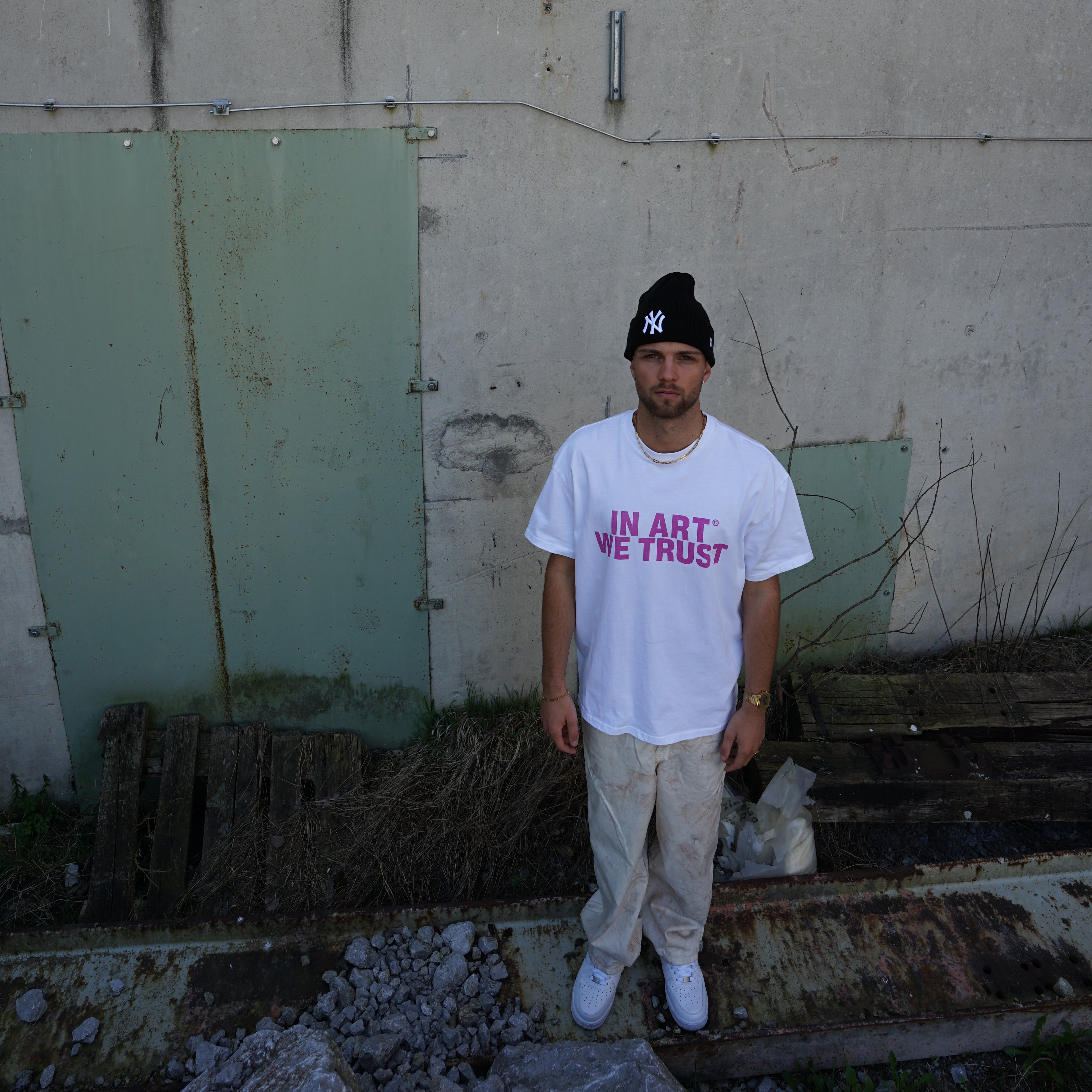 Kaufe deine Vintage und Streetwear Mode bei TASTECLOTHING. Deine Streetwear und Vintage Klamotten, bei uns erhältlich. Wie zum Beispiel IN ART WE TRUST Oversized Shirt Weiß T-Shirt .