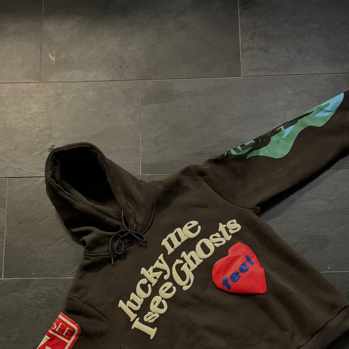 Kaufe deine Vintage und Streetwear Mode bei TASTECLOTHING. Deine Streetwear und Vintage Klamotten, bei uns erhältlich. Wie zum Beispiel I SEE GHOSTS Oversize Hoodie Hoodies & Sweatshirts .