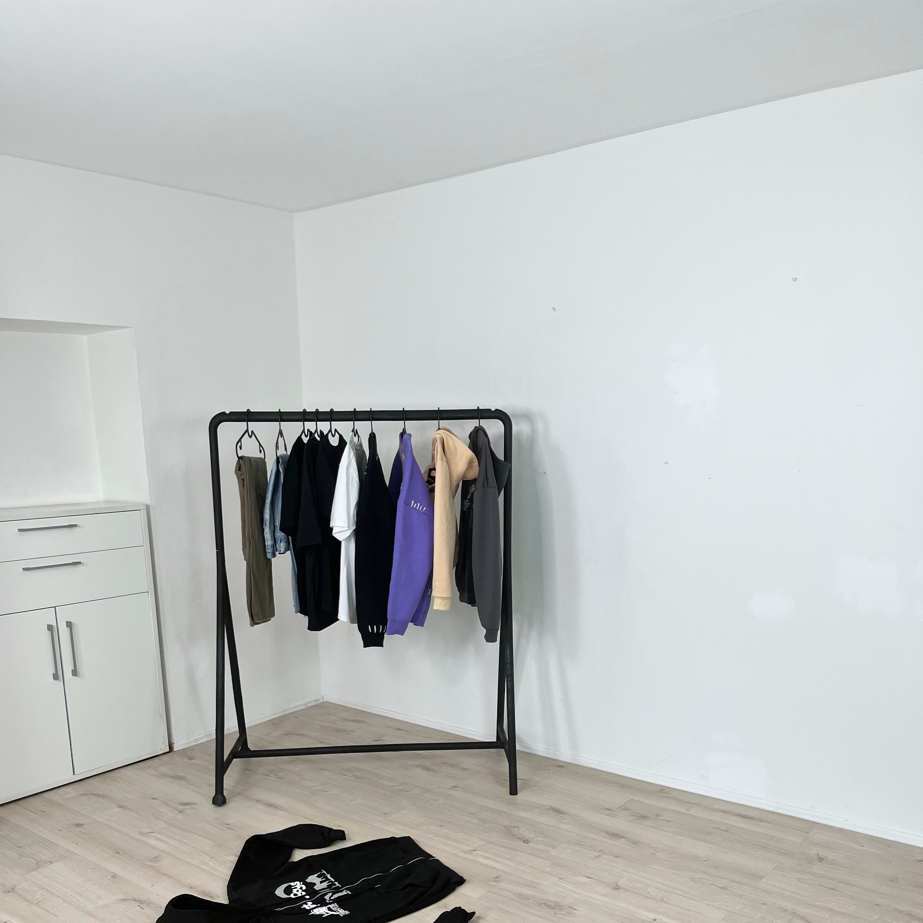 Kaufe deine Vintage und Streetwear Mode bei TASTECLOTHING. Deine Streetwear und Vintage Klamotten, bei uns erhältlich. Wie zum Beispiel Lost Boys Vintage Zip-Hoodie Hoodies & Sweatshirts .