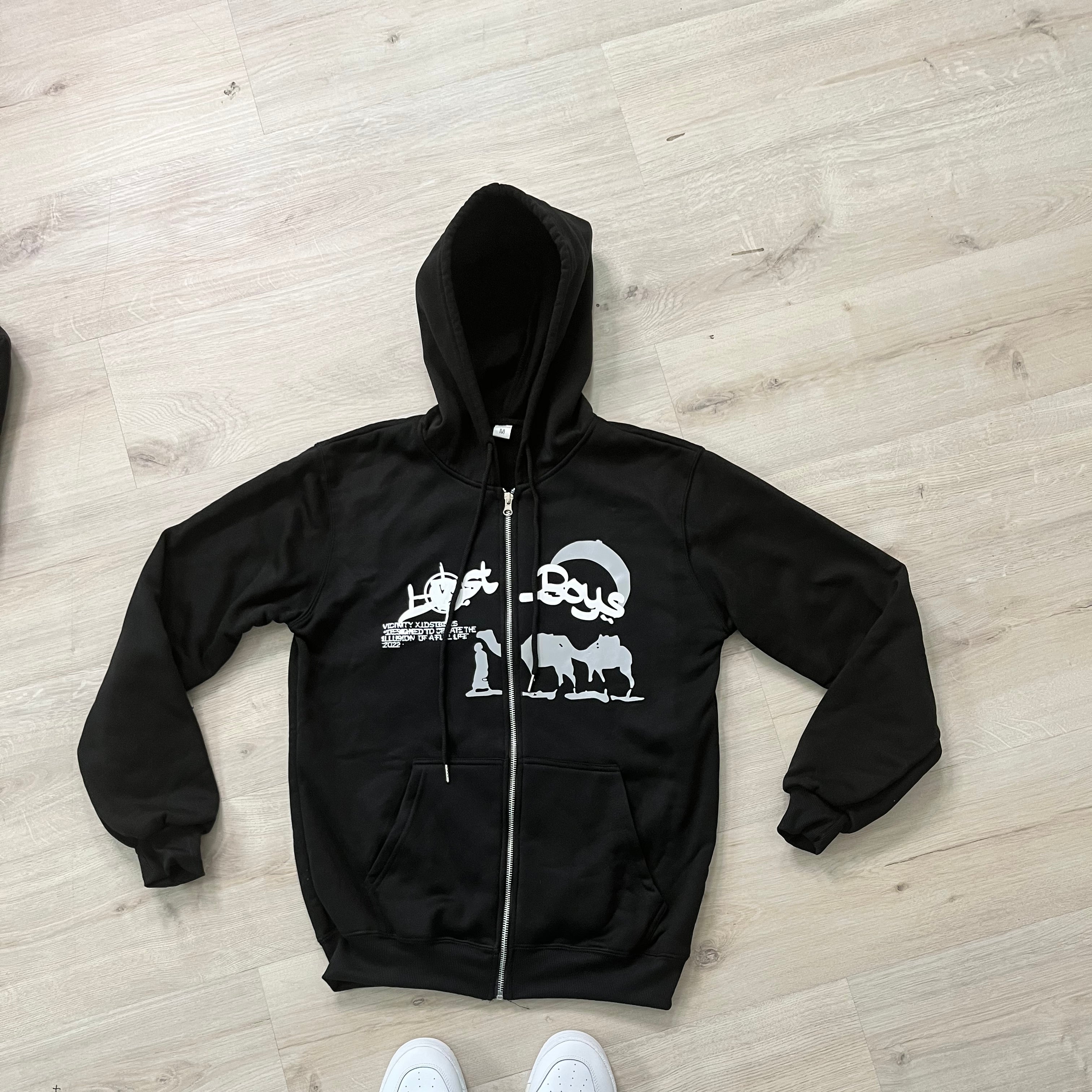 Kaufe deine Vintage und Streetwear Mode bei TASTECLOTHING. Deine Streetwear und Vintage Klamotten, bei uns erhältlich. Wie zum Beispiel Lost Boys Vintage Zip-Hoodie Hoodies & Sweatshirts .