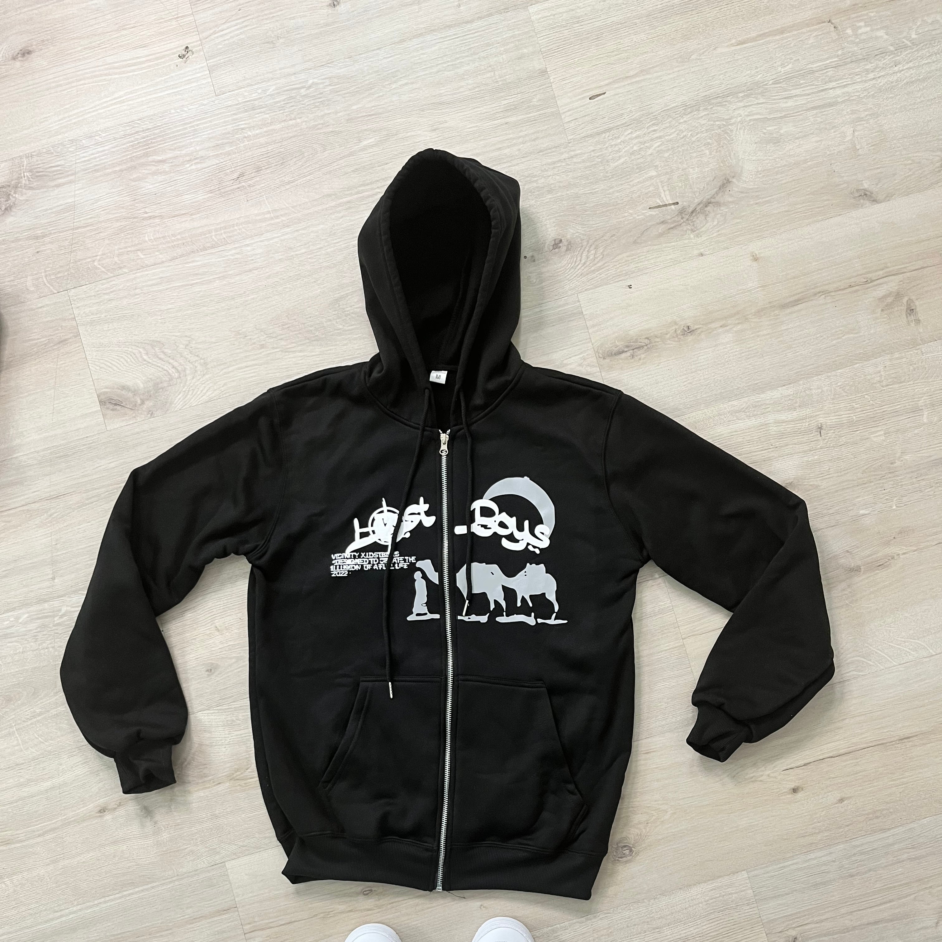 Kaufe deine Vintage und Streetwear Mode bei TASTECLOTHING. Deine Streetwear und Vintage Klamotten, bei uns erhältlich. Wie zum Beispiel Lost Boys Vintage Zip-Hoodie Hoodies & Sweatshirts .