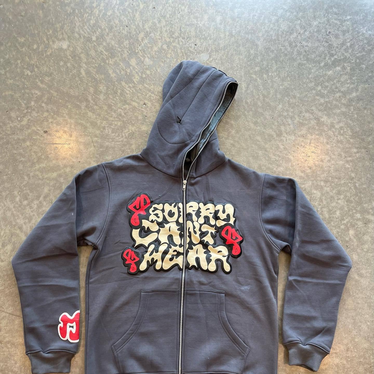 Kaufe deine Vintage und Streetwear Mode bei TASTECLOTHING. Deine Streetwear und Vintage Klamotten, bei uns erhältlich. Wie zum Beispiel Sorry Cant Hear Zip-Hoodie Oversize Y2K Unisex Fullzip Hoodies & Sweatshirts .