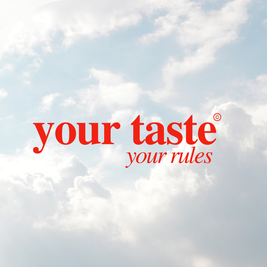 Modisch gekleidete Person mit Streetwear-Look in mehreren geschichteten Outfits für jede Jahreszeit. Kreative Streetwear-Layering-Ideen für Herbst, Winter und mehr.