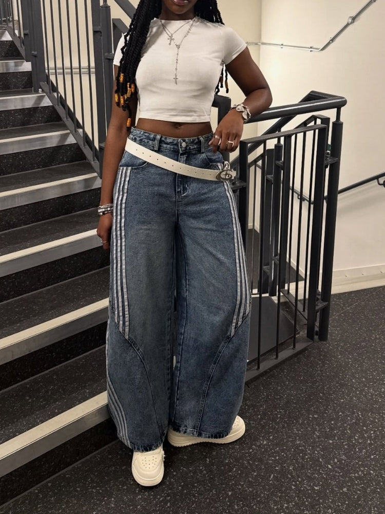 Barrel Jeans SLASH Blau am Model, ganzer Look