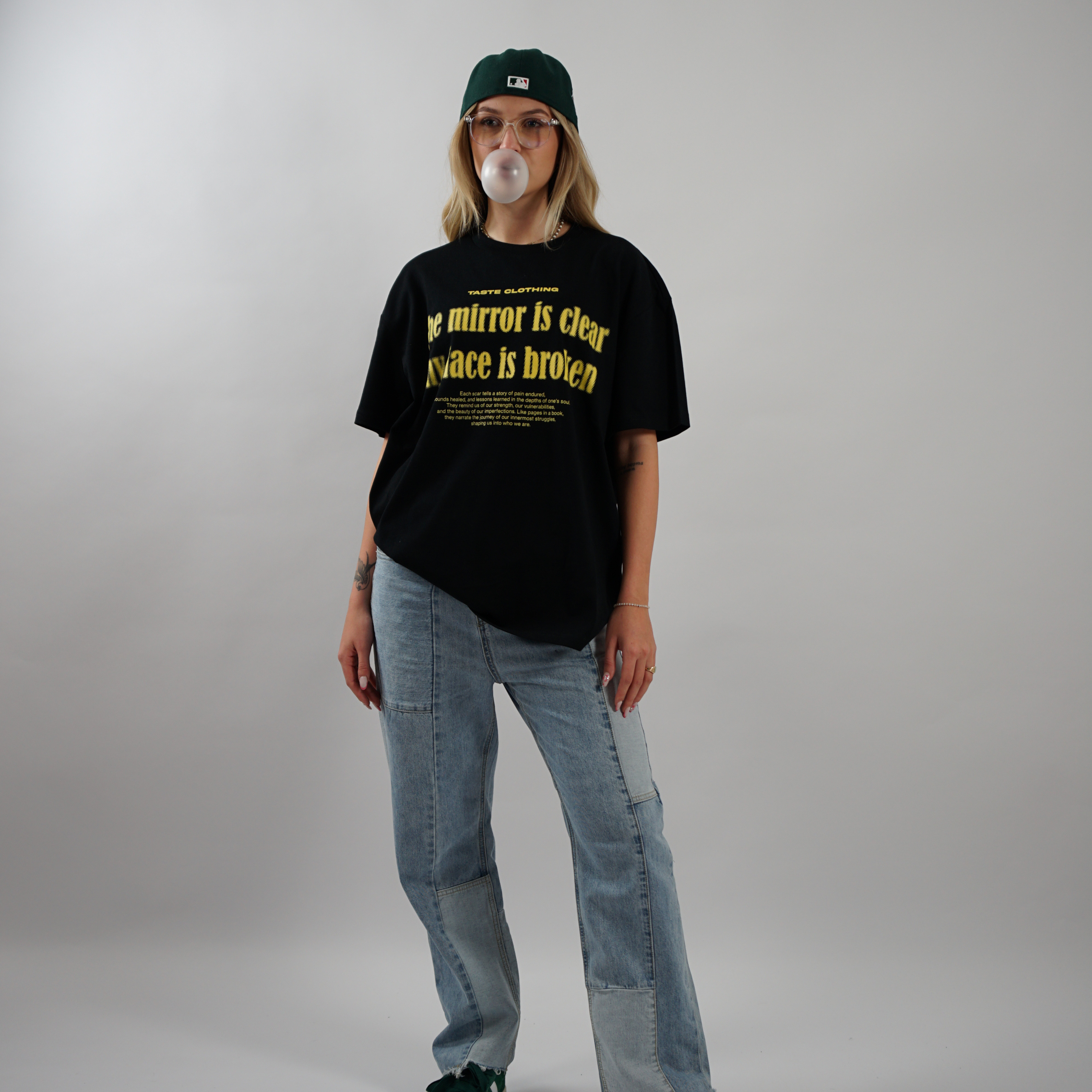 Kaufe deine Vintage und Streetwear Mode bei TASTECLOTHING. Deine Streetwear und Vintage Klamotten, bei uns erhältlich. Wie zum Beispiel FACE IS BROKEN Oversized Shirt Baumwolle Schwarz T-Shirt .