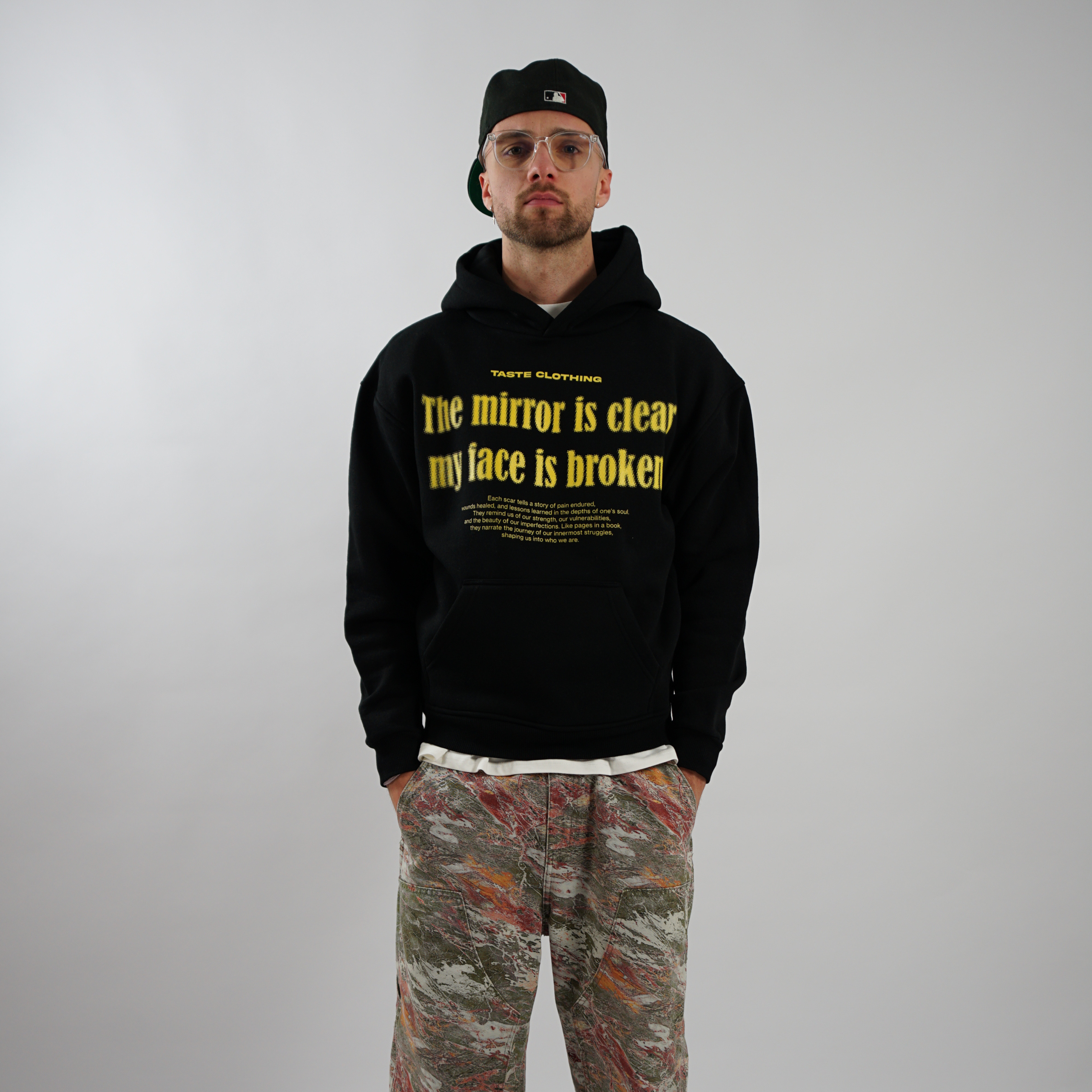 Kaufe deine Vintage und Streetwear Mode bei TASTECLOTHING. Deine Streetwear und Vintage Klamotten, bei uns erhältlich. Wie zum Beispiel FACE IS BROKEN Oversized Hoodie Baumwolle Hoodie .