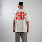 Kaufe deine Vintage und Streetwear Mode bei TASTECLOTHING. Deine Streetwear und Vintage Klamotten, bei uns erhältlich. Wie zum Beispiel SORRY NOT SORRY Oversized Shirt T-Shirt .