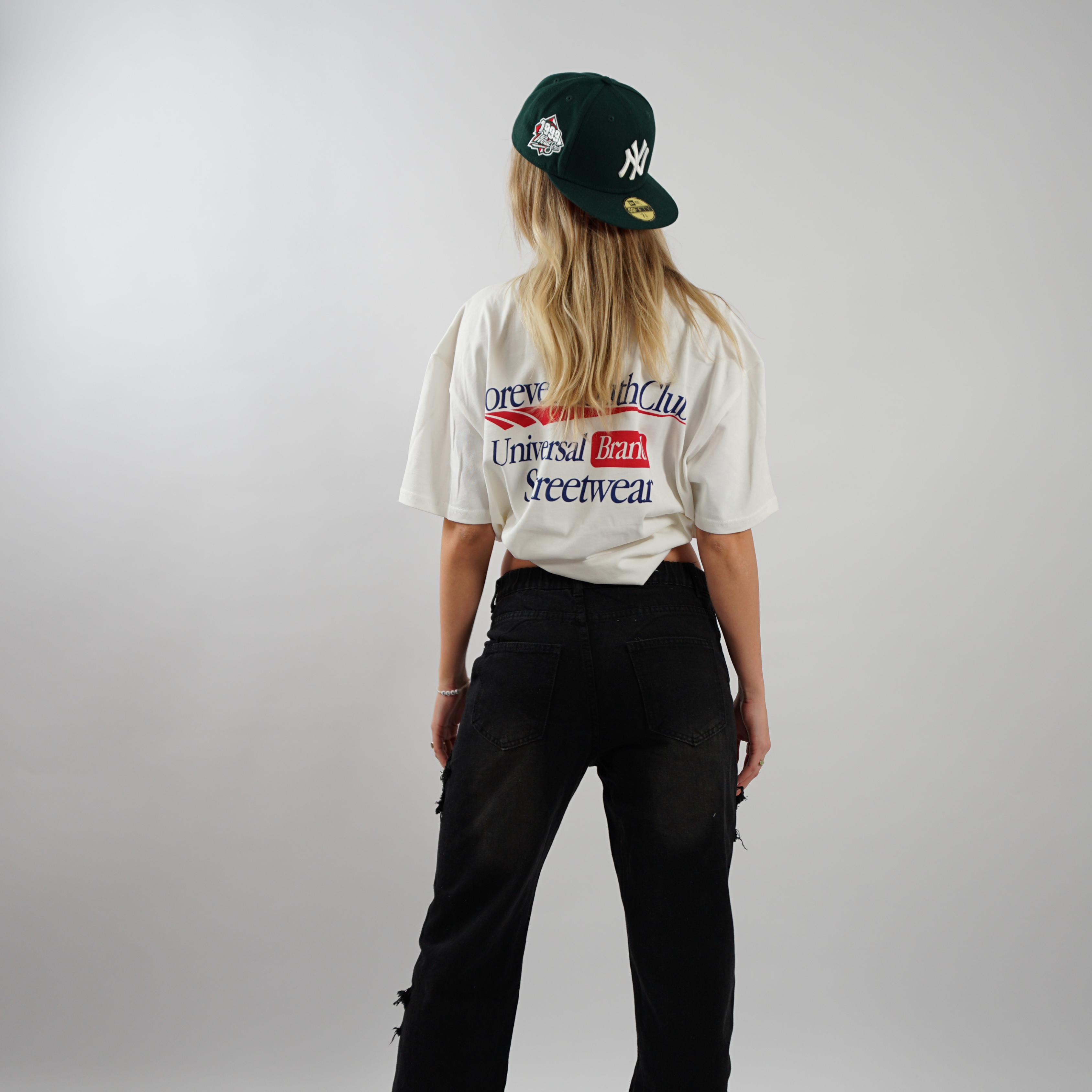 Kaufe deine Vintage und Streetwear Mode bei TASTECLOTHING. Deine Streetwear und Vintage Klamotten, bei uns erhältlich. Wie zum Beispiel YOUTH CLUB Oversized Streetwear T-Shirt Baumwolle T-Shirt .