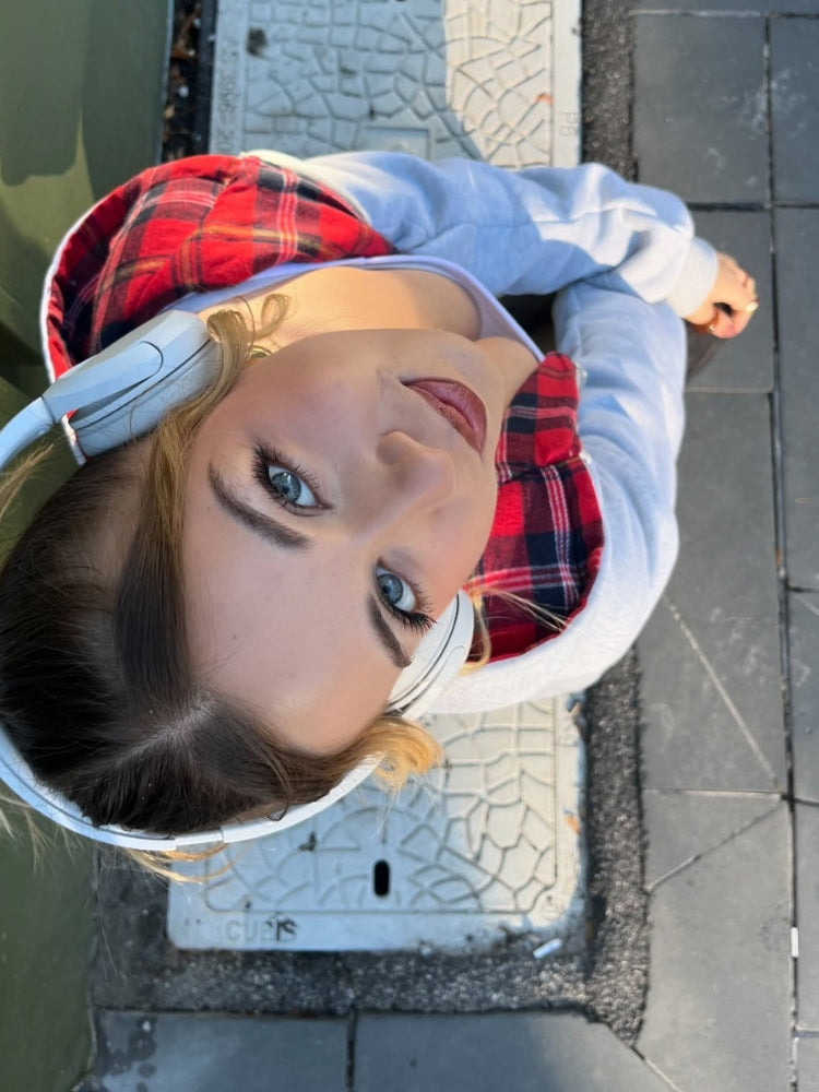 Zip Hoodie FLIPSIDE Grau Rot am Model, Karoseite mit Kapuze