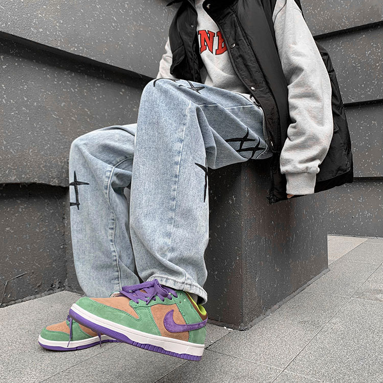 Kaufe deine Vintage und Streetwear Mode bei TASTECLOTHING. Deine Streetwear und Vintage Klamotten, bei uns erhältlich. Wie zum Beispiel HEARTS Baggy Jeans Graphic Pant 0 .