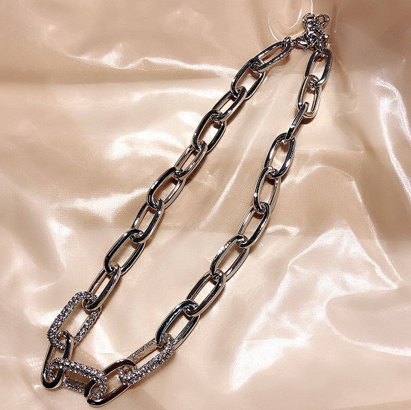 Kaufe deine Vintage und Streetwear Mode bei TASTECLOTHING. Deine Streetwear und Vintage Klamotten, bei uns erhältlich. Wie zum Beispiel Iron Chain Halskette mit Edelsteinen Accessoires .