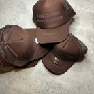 Kaufe deine Vintage und Streetwear Mode bei TASTECLOTHING. Deine Streetwear und Vintage Klamotten, bei uns erhältlich. Wie zum Beispiel MORE FASHION Trucker Cap Accessoires .