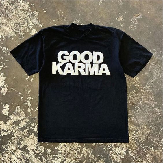 Kaufe deine Vintage und Streetwear Mode bei TASTECLOTHING. Deine Streetwear und Vintage Klamotten, bei uns erhältlich. Wie zum Beispiel GOOD KARMA Overisze Streetwear T-Shirt T-Shirt .