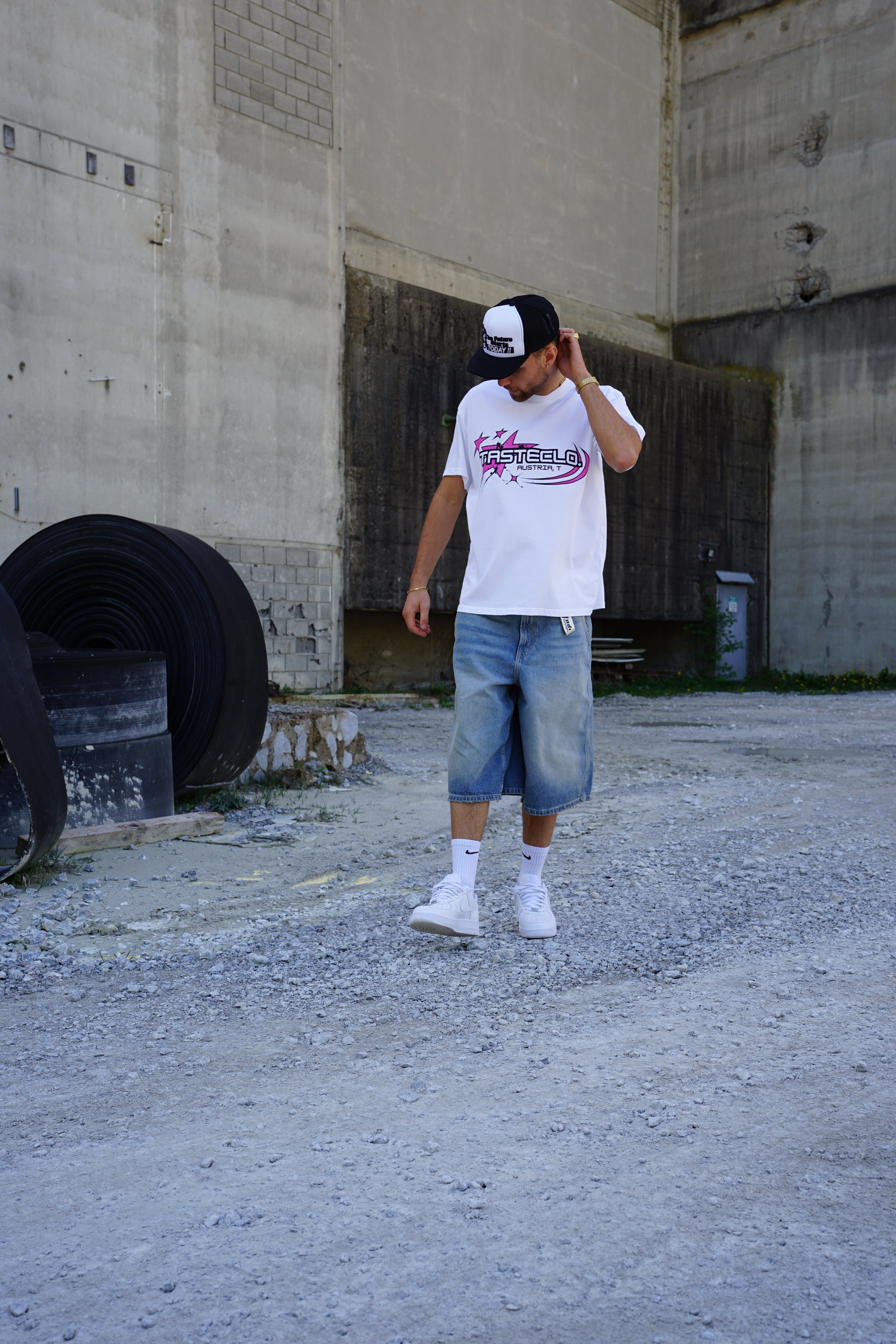 Kaufe deine Vintage und Streetwear Mode bei TASTECLOTHING. Deine Streetwear und Vintage Klamotten, bei uns erhältlich. Wie zum Beispiel Y2K Brand Streetwear Oversized T-Shirt T-Shirt .