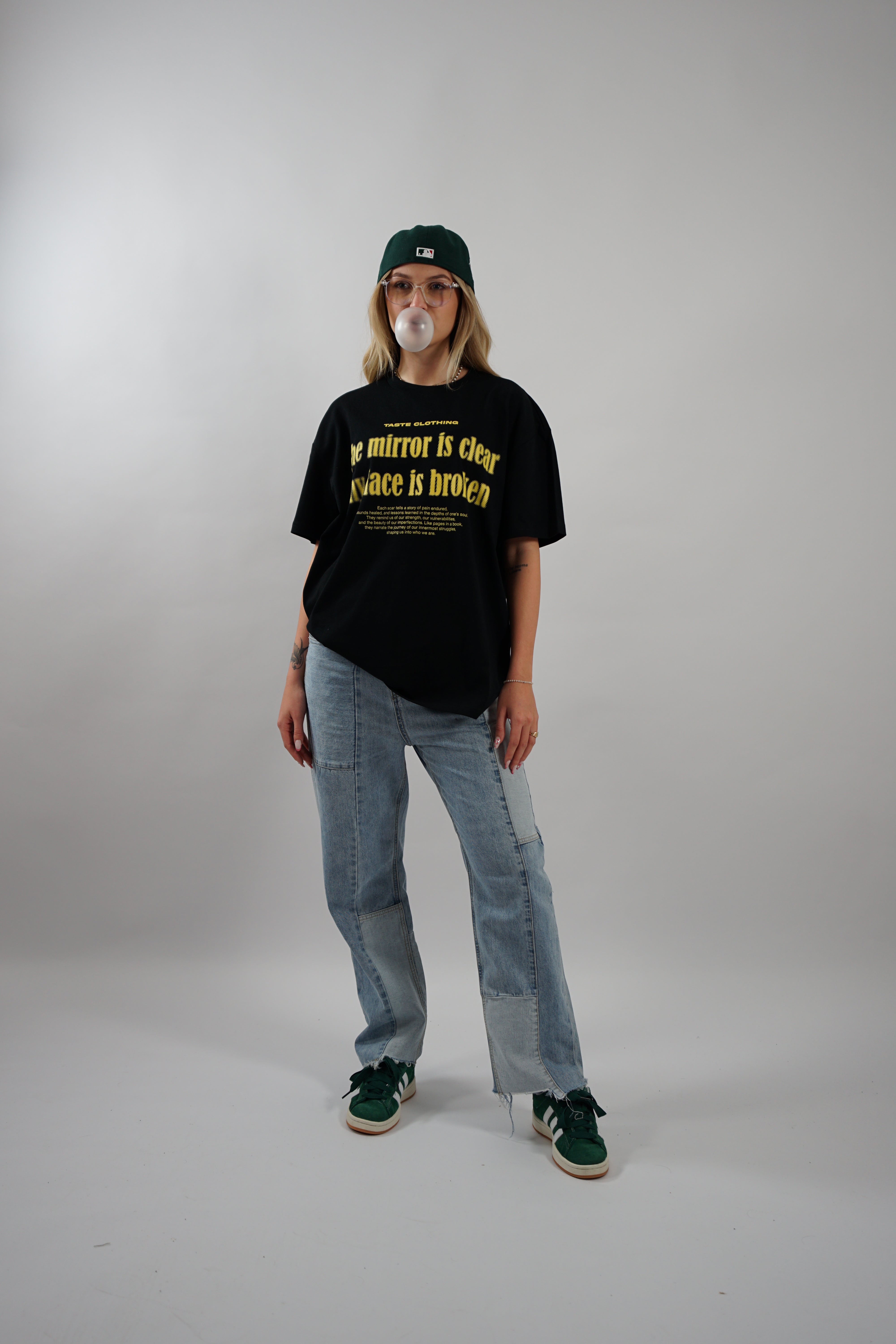 Kaufe deine Vintage und Streetwear Mode bei TASTECLOTHING. Deine Streetwear und Vintage Klamotten, bei uns erhältlich. Wie zum Beispiel FACE IS BROKEN Oversized Shirt Baumwolle Schwarz T-Shirt .