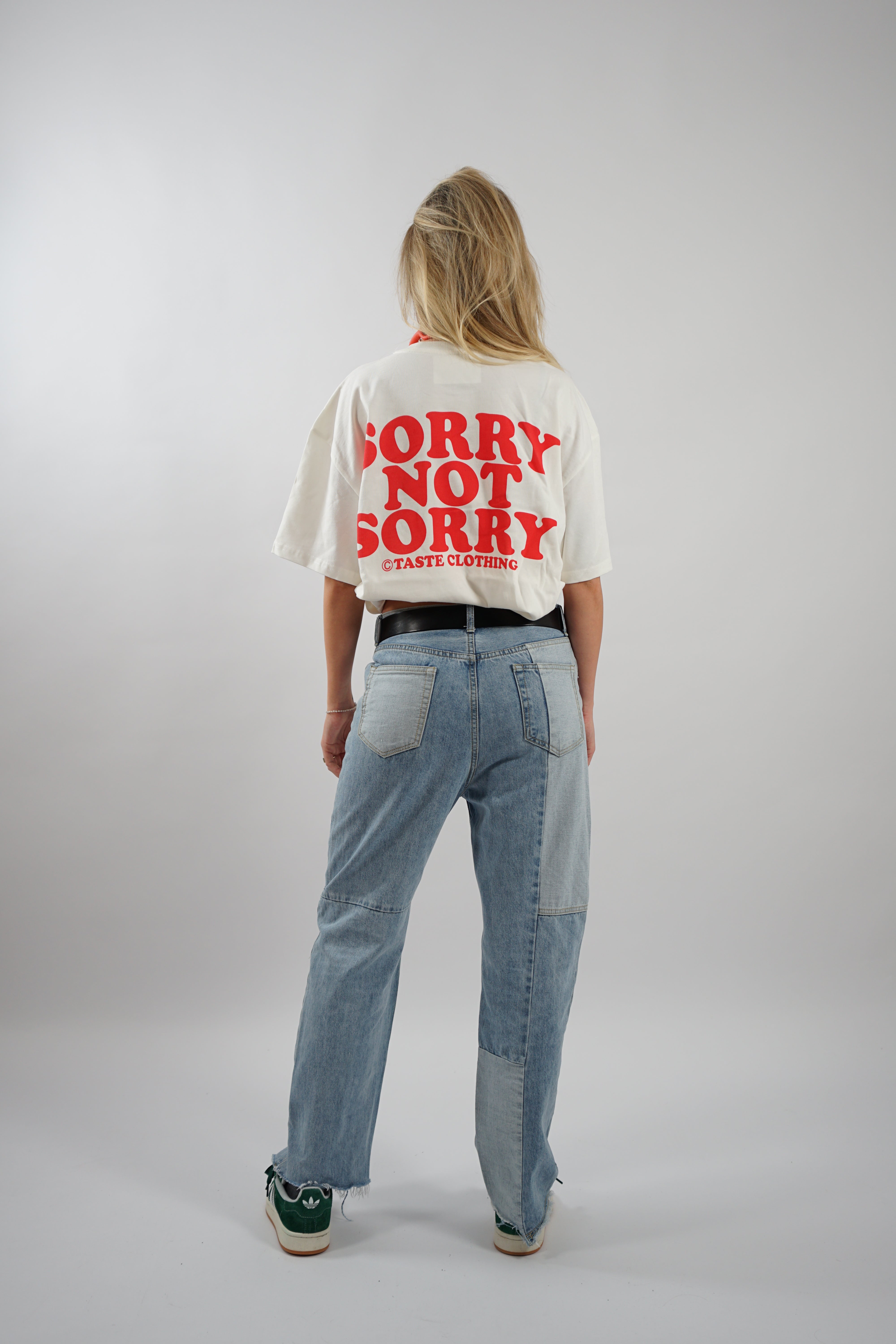 Kaufe deine Vintage und Streetwear Mode bei TASTECLOTHING. Deine Streetwear und Vintage Klamotten, bei uns erhältlich. Wie zum Beispiel SORRY NOT SORRY Oversized Shirt T-Shirt .