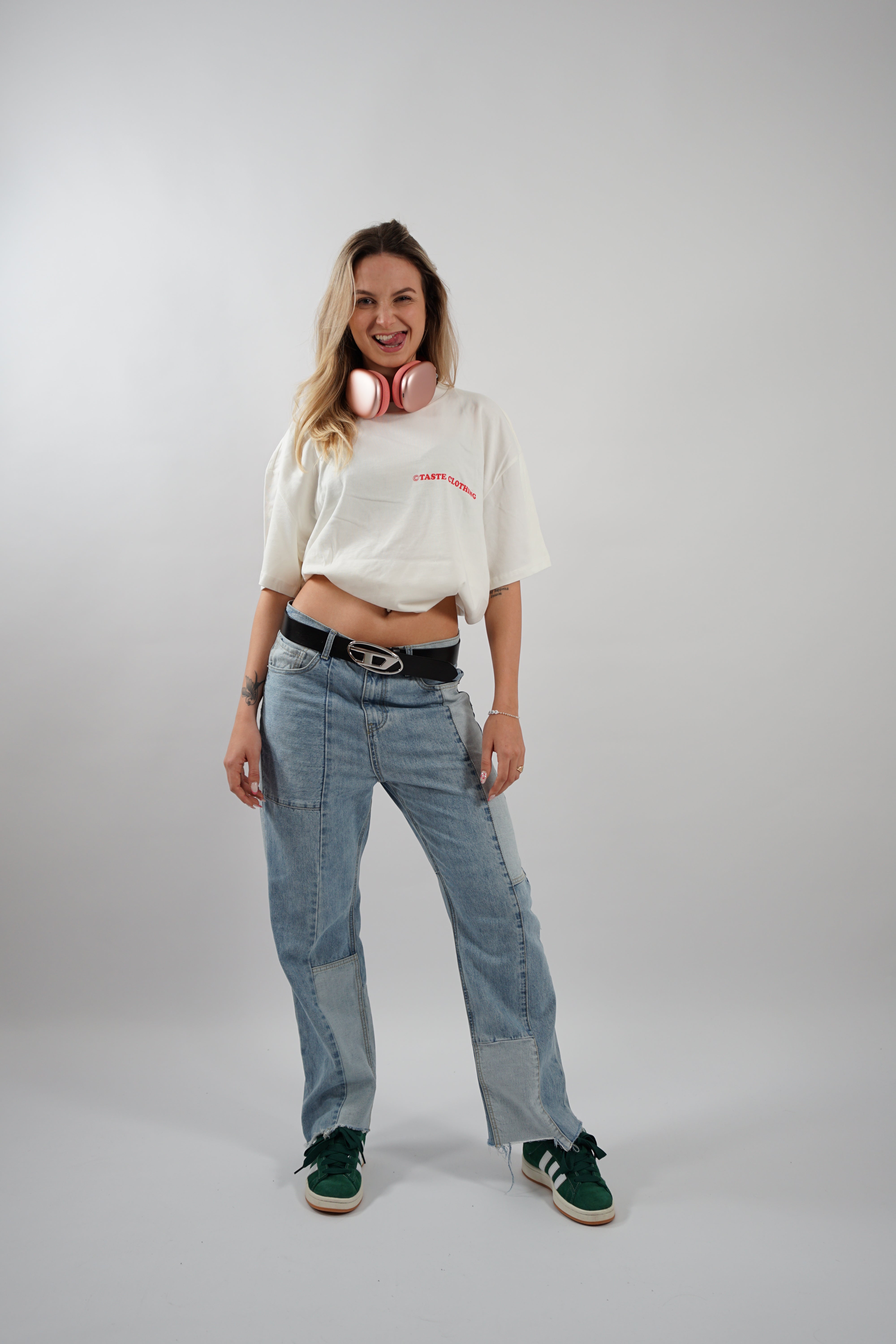 Kaufe deine Vintage und Streetwear Mode bei TASTECLOTHING. Deine Streetwear und Vintage Klamotten, bei uns erhältlich. Wie zum Beispiel SORRY NOT SORRY Oversized Shirt T-Shirt .