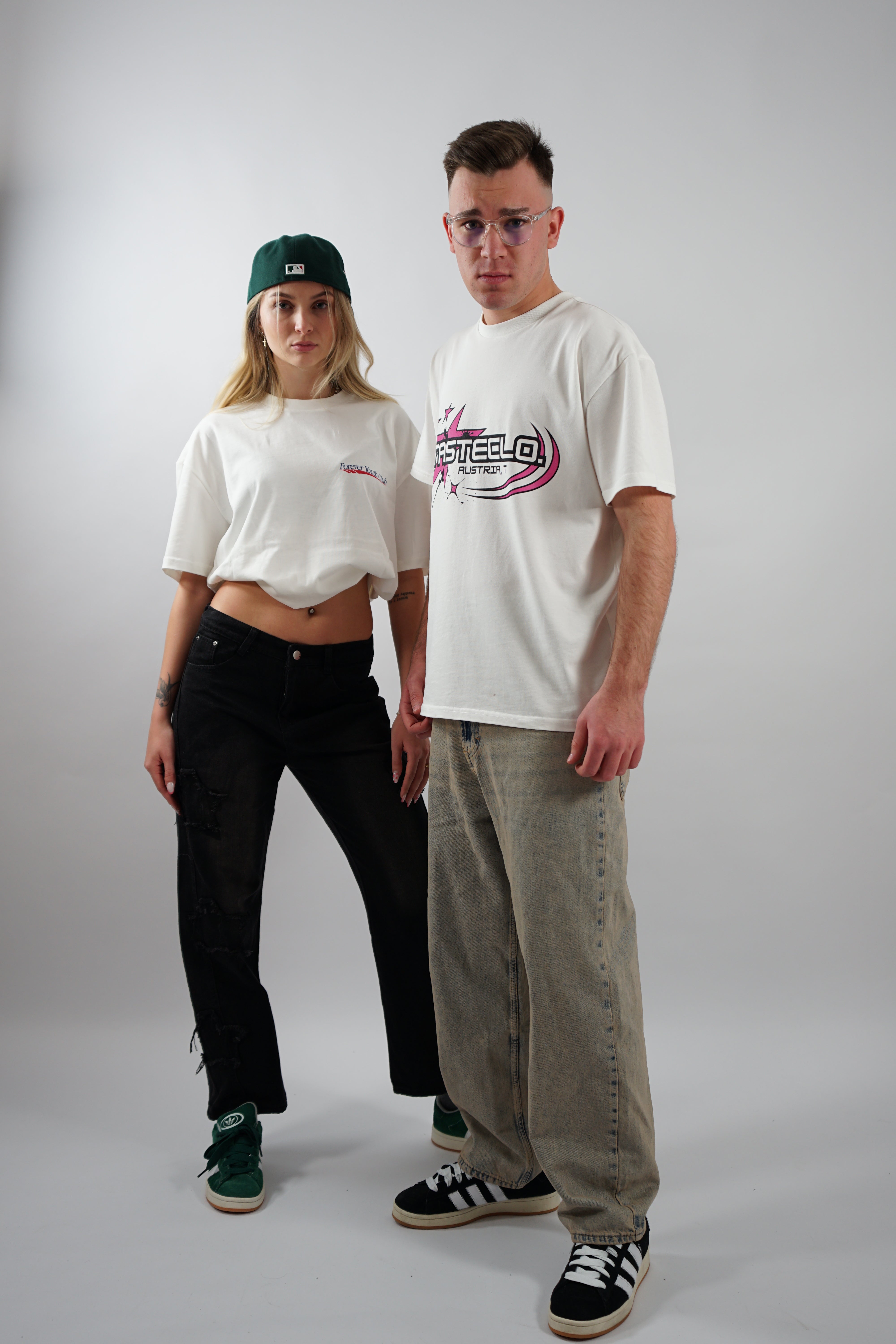 Kaufe deine Vintage und Streetwear Mode bei TASTECLOTHING. Deine Streetwear und Vintage Klamotten, bei uns erhältlich. Wie zum Beispiel Y2K Brand Streetwear Oversized T-Shirt T-Shirt .