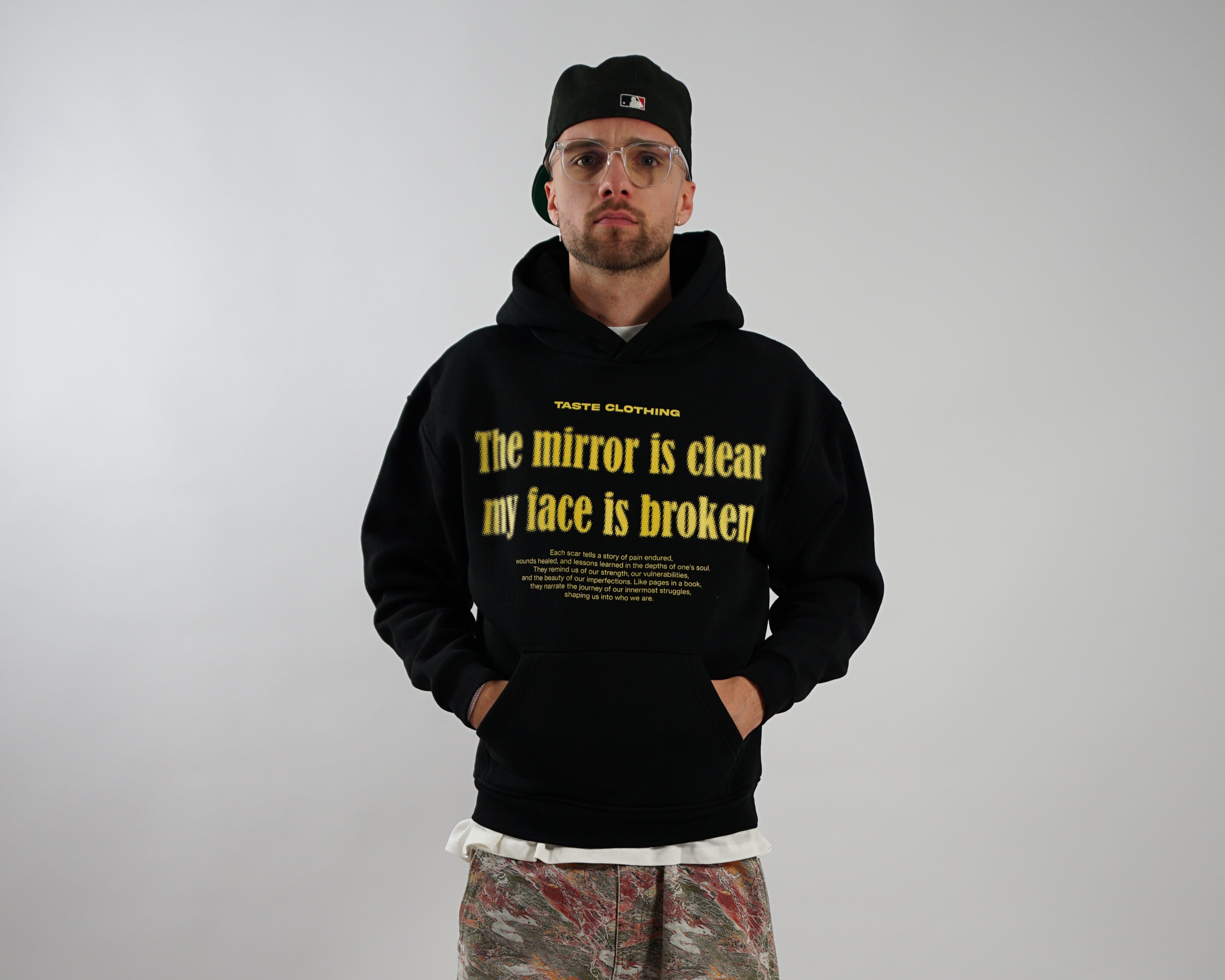 Kaufe deine Vintage und Streetwear Mode bei TASTECLOTHING. Deine Streetwear und Vintage Klamotten, bei uns erhältlich. Wie zum Beispiel FACE IS BROKEN Oversized Hoodie Baumwolle Hoodie .