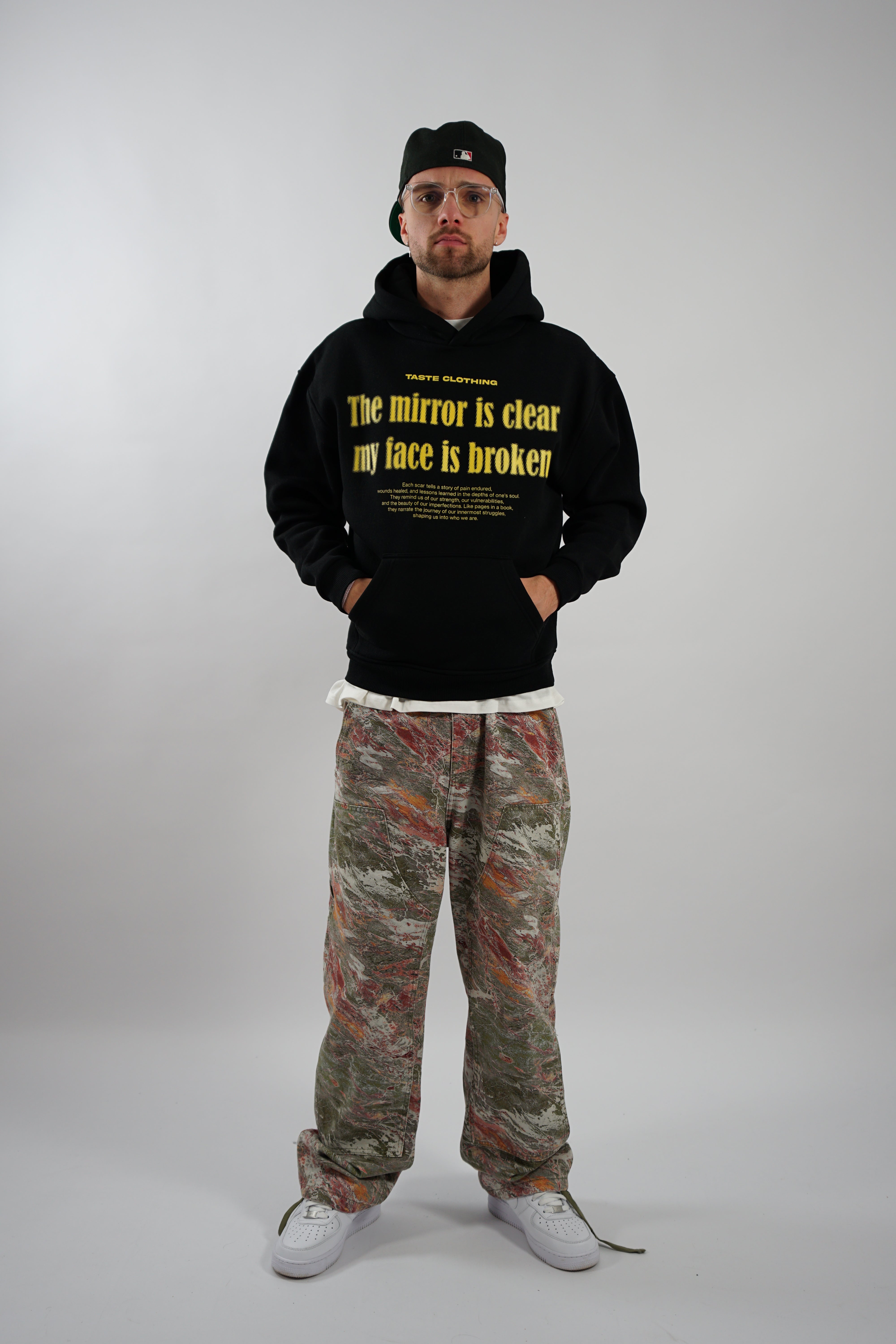 Kaufe deine Vintage und Streetwear Mode bei TASTECLOTHING. Deine Streetwear und Vintage Klamotten, bei uns erhältlich. Wie zum Beispiel FACE IS BROKEN Oversized Hoodie Baumwolle Hoodie .