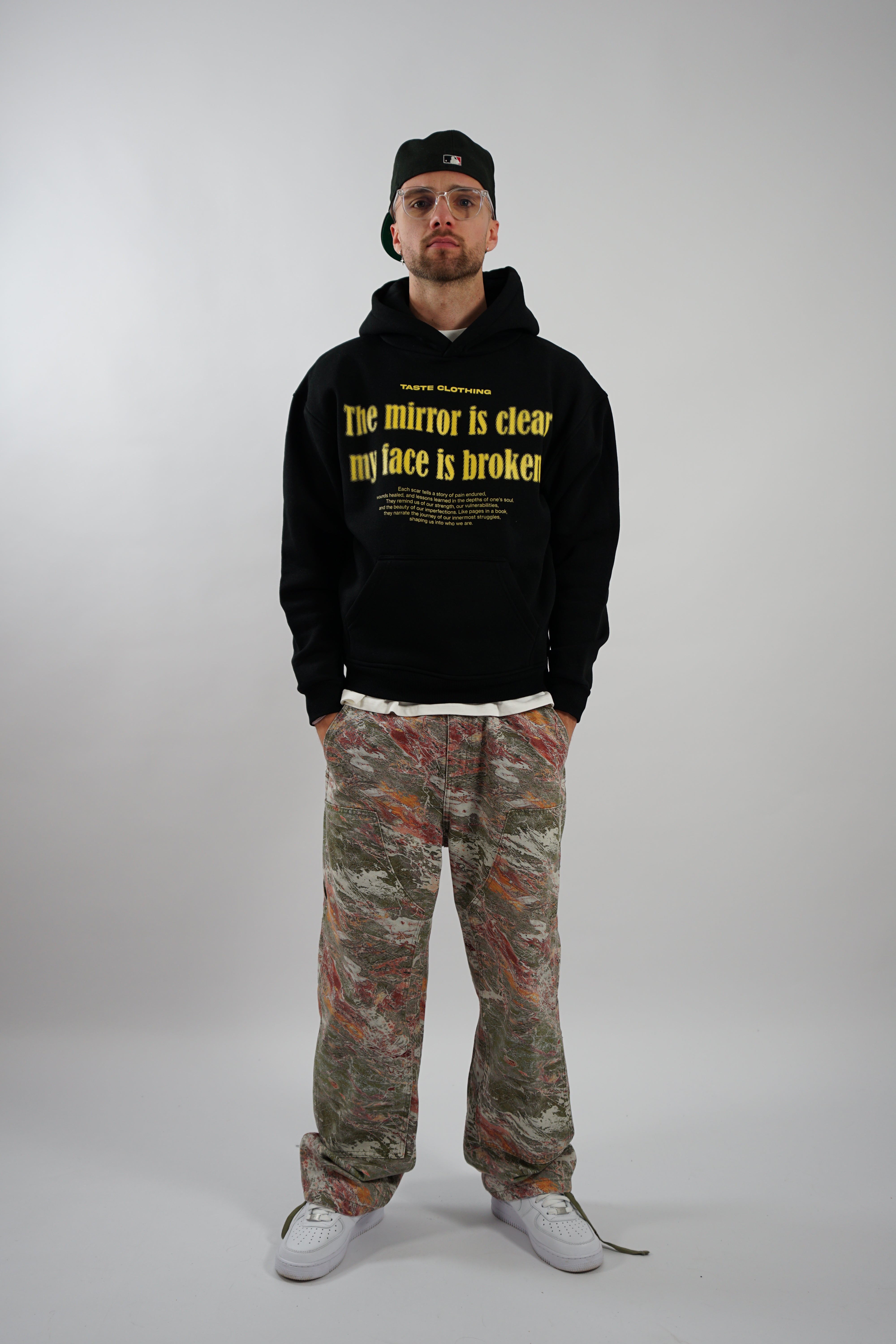 Kaufe deine Vintage und Streetwear Mode bei TASTECLOTHING. Deine Streetwear und Vintage Klamotten, bei uns erhältlich. Wie zum Beispiel FACE IS BROKEN Oversized Hoodie Baumwolle Hoodie .