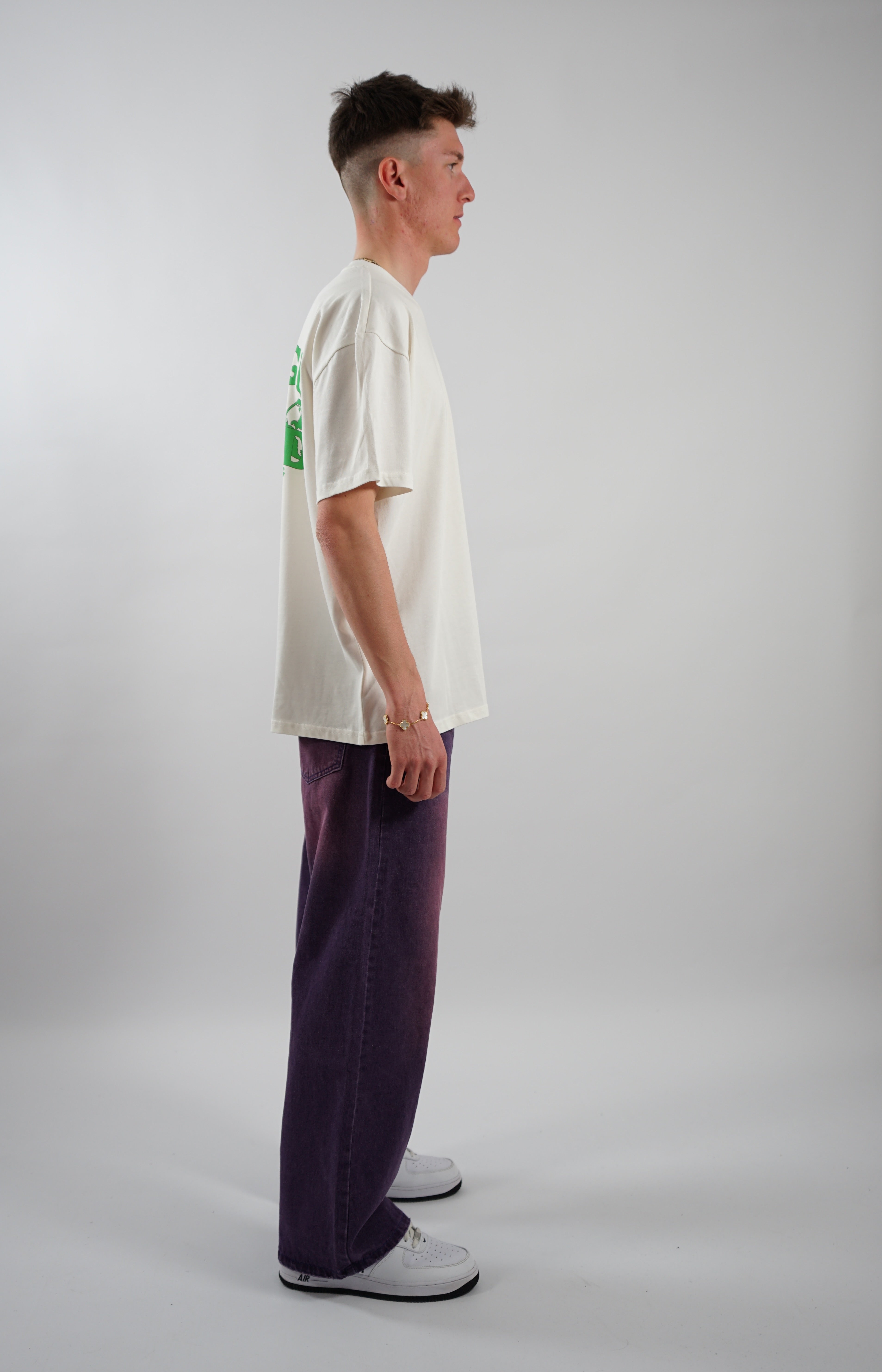 Kaufe deine Vintage und Streetwear Mode bei TASTECLOTHING. Deine Streetwear und Vintage Klamotten, bei uns erhältlich. Wie zum Beispiel CHANCE THE WORLD Oversized Shirt T-Shirt .