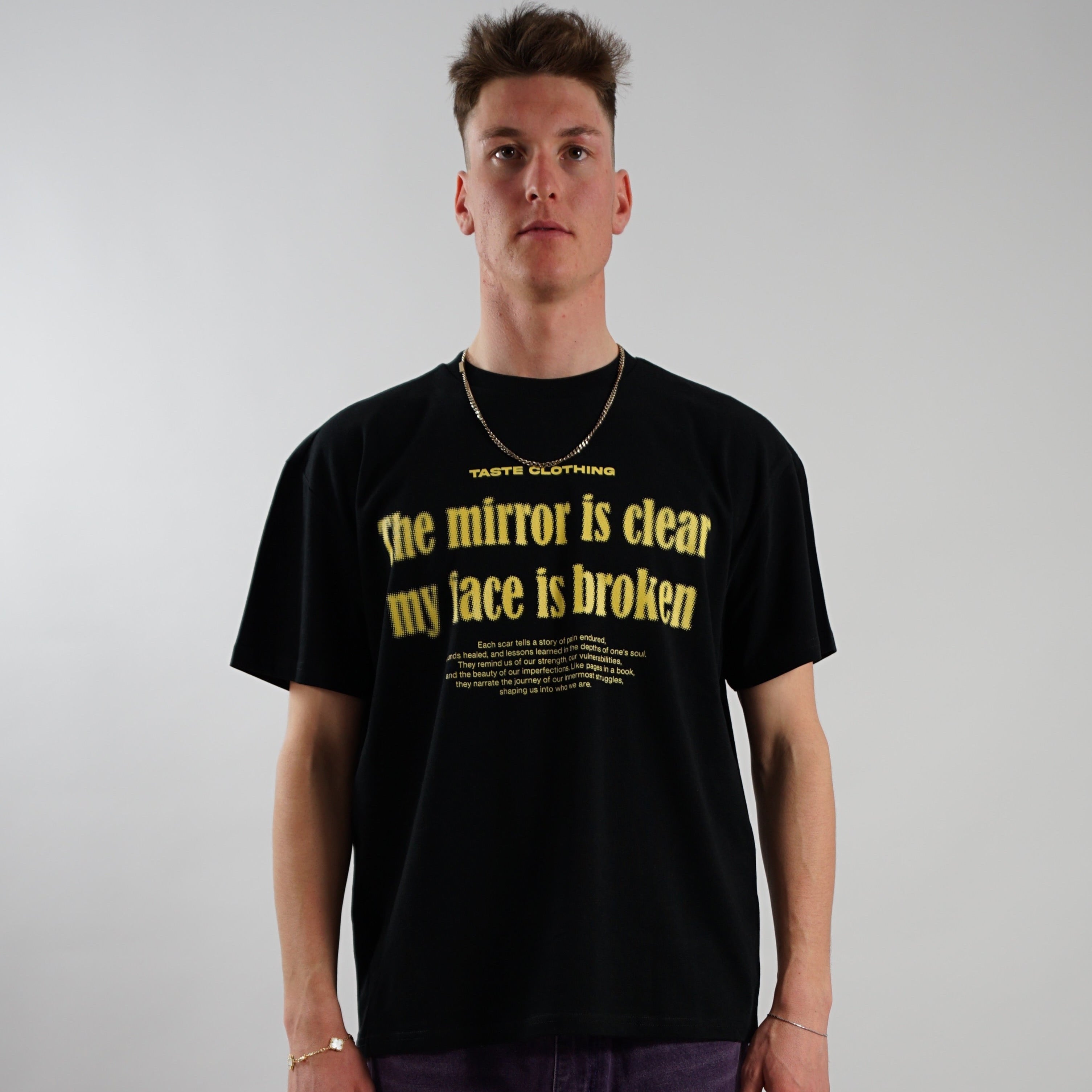 Kaufe deine Vintage und Streetwear Mode bei TASTECLOTHING. Deine Streetwear und Vintage Klamotten, bei uns erhältlich. Wie zum Beispiel FACE IS BROKEN Oversized Shirt Baumwolle Schwarz T-Shirt .