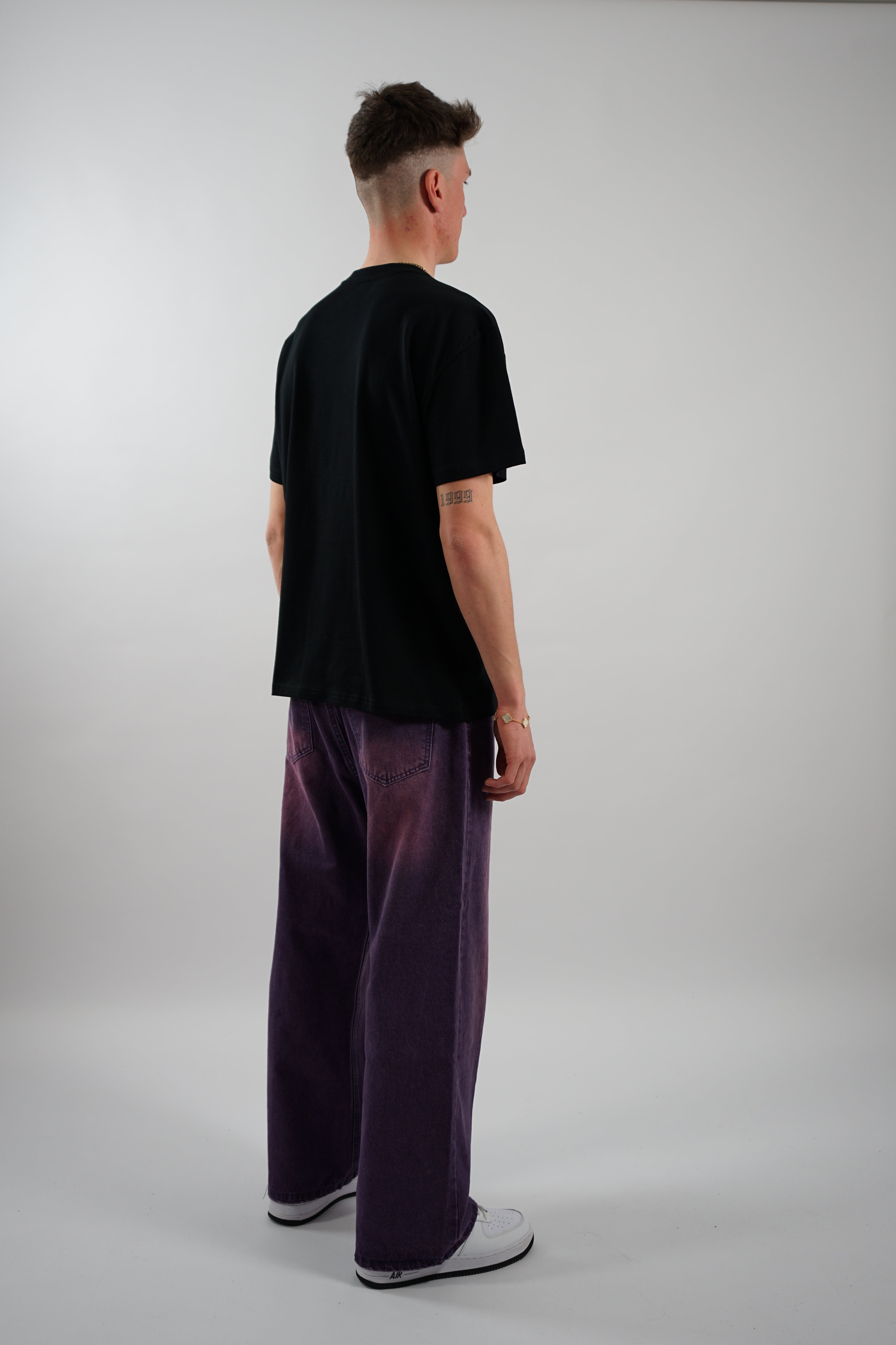 Kaufe deine Vintage und Streetwear Mode bei TASTECLOTHING. Deine Streetwear und Vintage Klamotten, bei uns erhältlich. Wie zum Beispiel FACE IS BROKEN Oversized Shirt Baumwolle Schwarz T-Shirt .