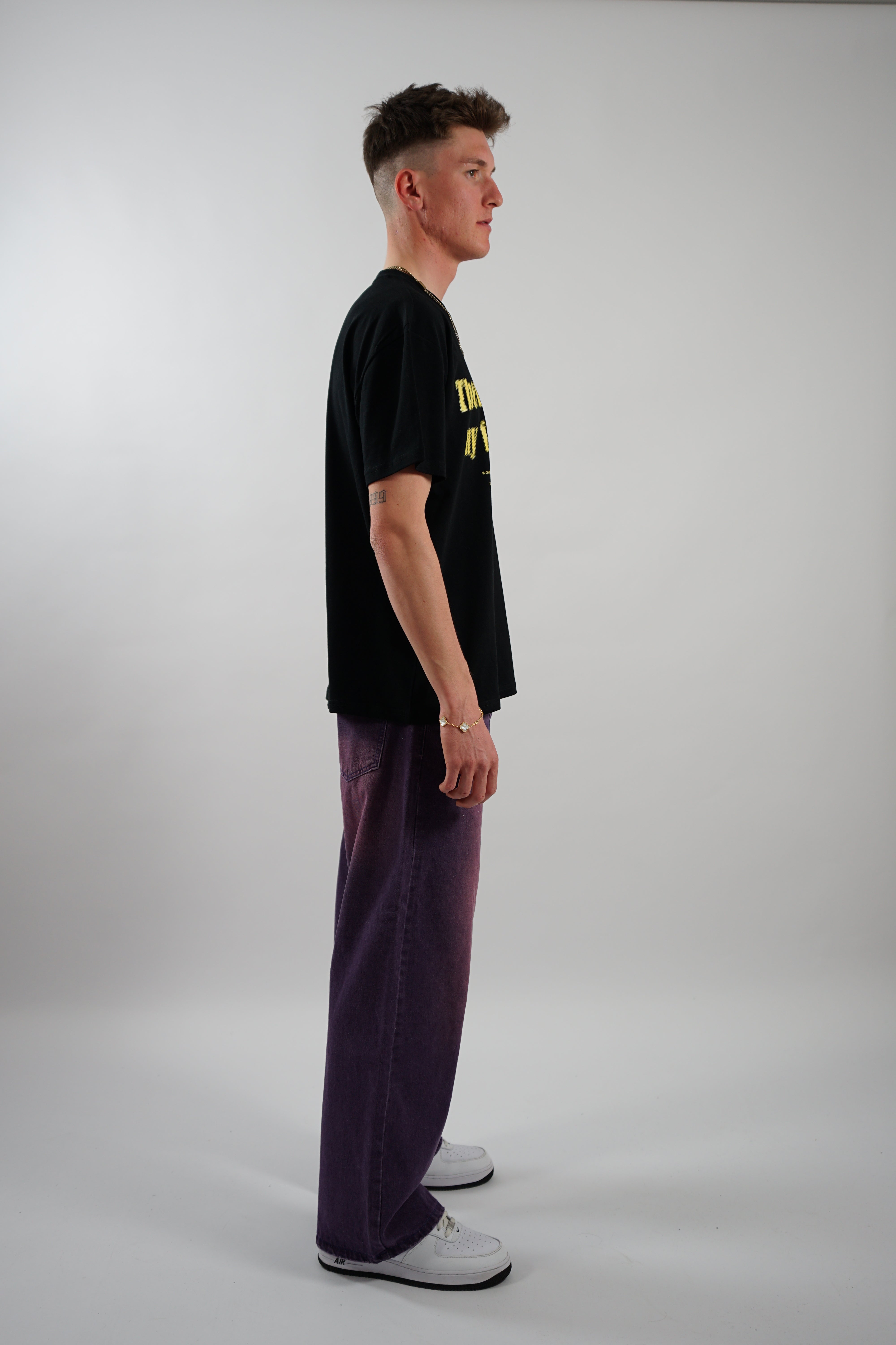 Kaufe deine Vintage und Streetwear Mode bei TASTECLOTHING. Deine Streetwear und Vintage Klamotten, bei uns erhältlich. Wie zum Beispiel FACE IS BROKEN Oversized Shirt Baumwolle Schwarz T-Shirt .