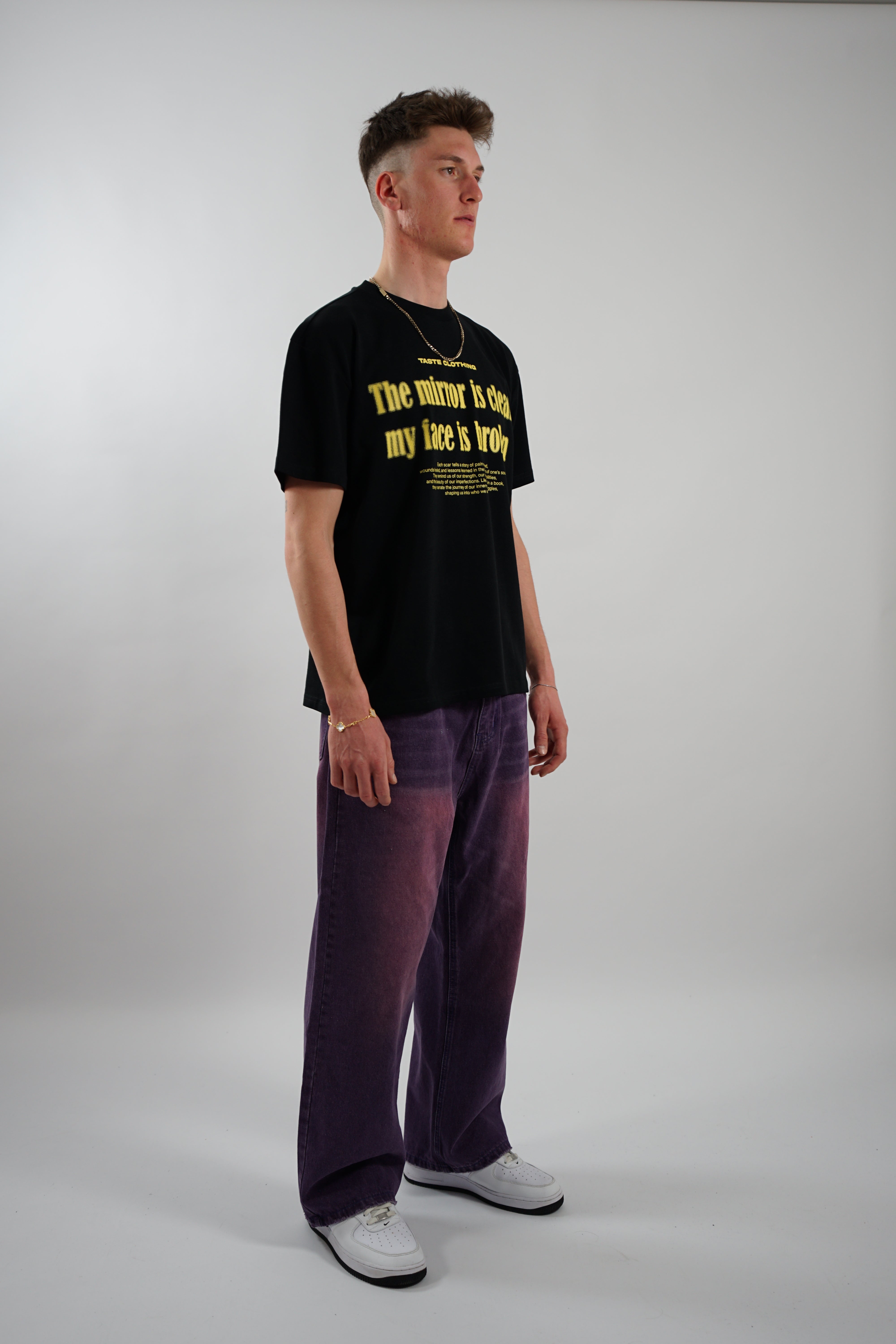 Kaufe deine Vintage und Streetwear Mode bei TASTECLOTHING. Deine Streetwear und Vintage Klamotten, bei uns erhältlich. Wie zum Beispiel FACE IS BROKEN Oversized Shirt Baumwolle Schwarz T-Shirt .