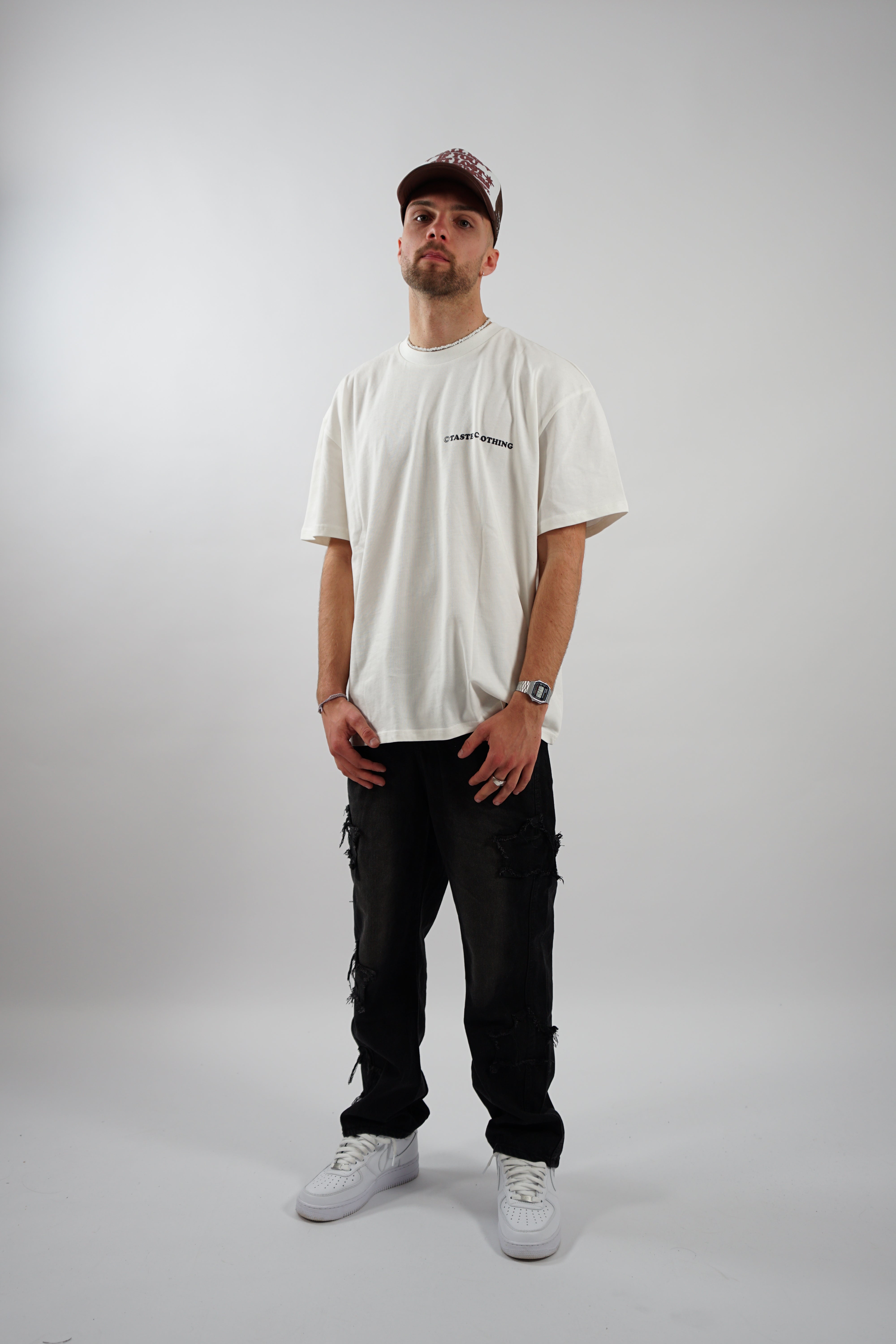 Kaufe deine Vintage und Streetwear Mode bei TASTECLOTHING. Deine Streetwear und Vintage Klamotten, bei uns erhältlich. Wie zum Beispiel SAFE SIX Oversized Shirt T-Shirt .