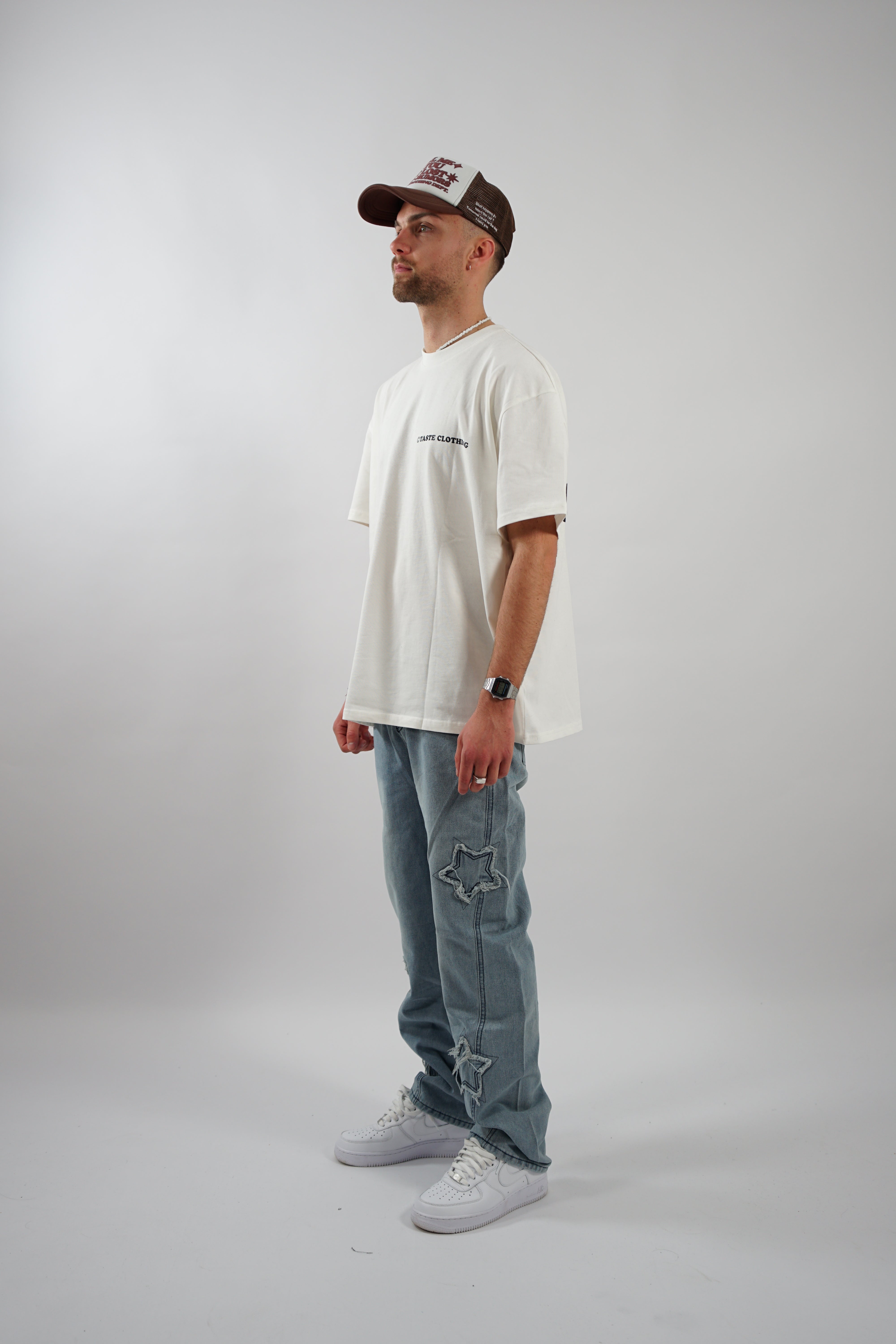 Kaufe deine Vintage und Streetwear Mode bei TASTECLOTHING. Deine Streetwear und Vintage Klamotten, bei uns erhältlich. Wie zum Beispiel SAFE SIX Oversized Shirt T-Shirt .