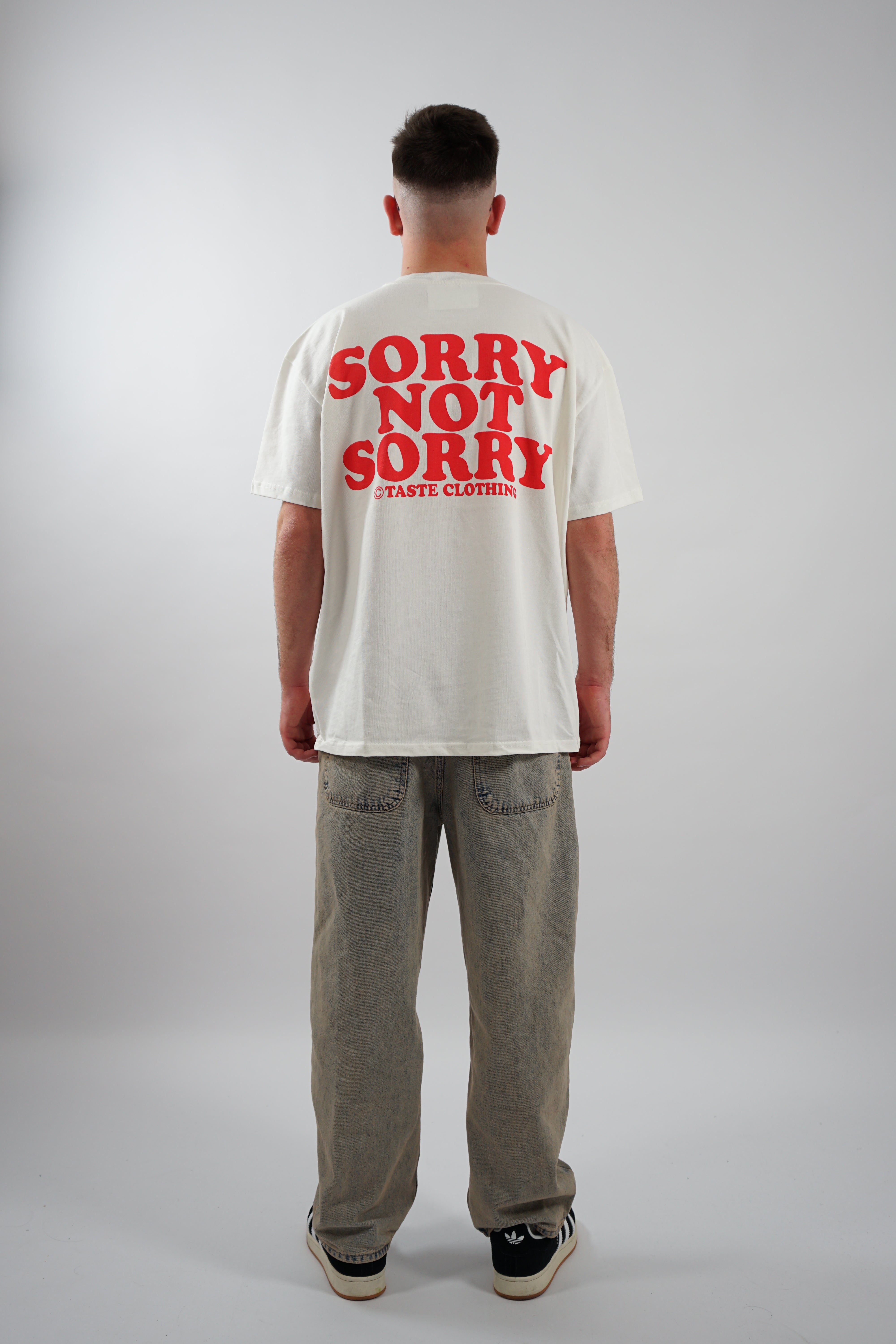 Kaufe deine Vintage und Streetwear Mode bei TASTECLOTHING. Deine Streetwear und Vintage Klamotten, bei uns erhältlich. Wie zum Beispiel SORRY NOT SORRY Oversized Shirt T-Shirt .