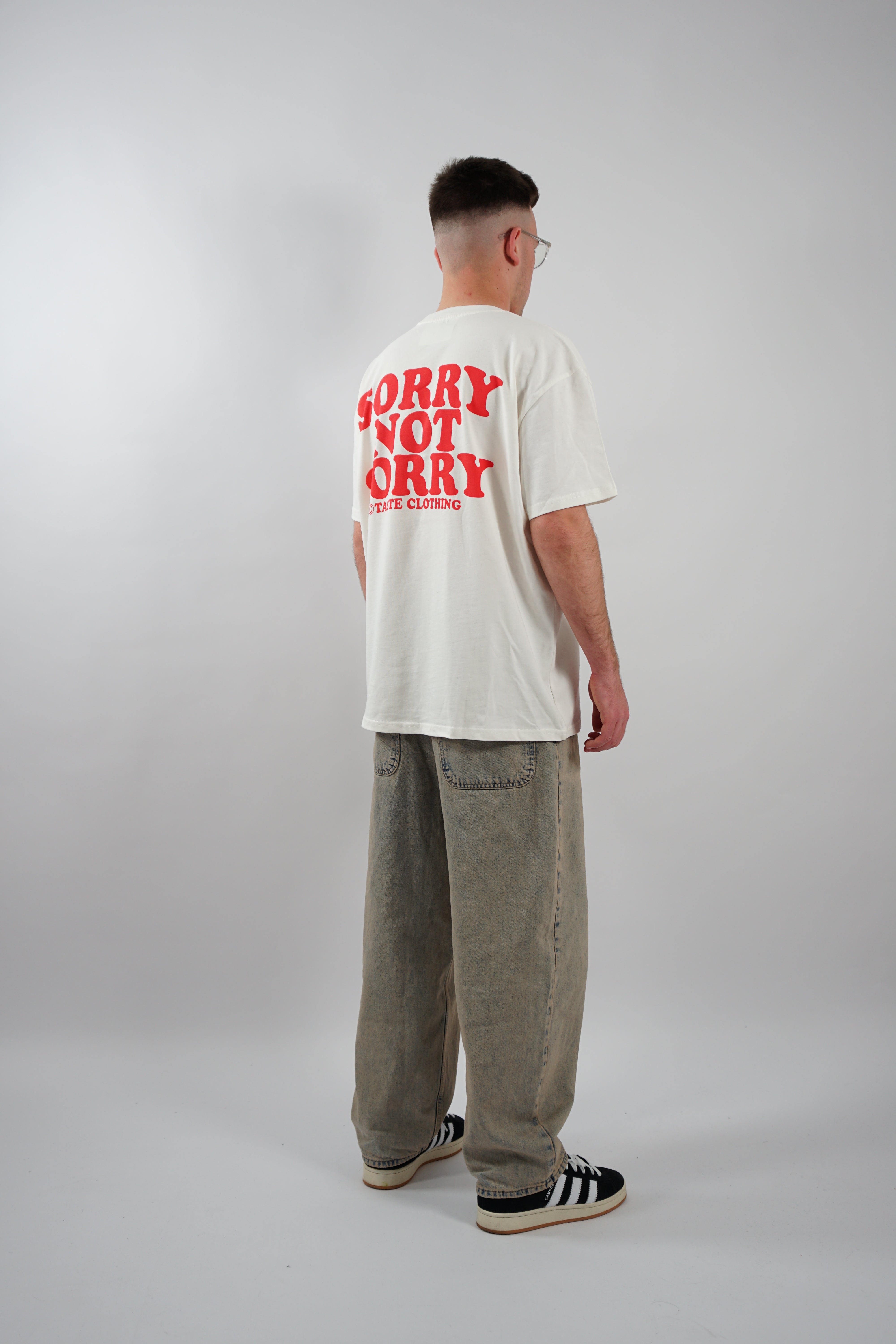 Kaufe deine Vintage und Streetwear Mode bei TASTECLOTHING. Deine Streetwear und Vintage Klamotten, bei uns erhältlich. Wie zum Beispiel SORRY NOT SORRY Oversized Shirt T-Shirt .